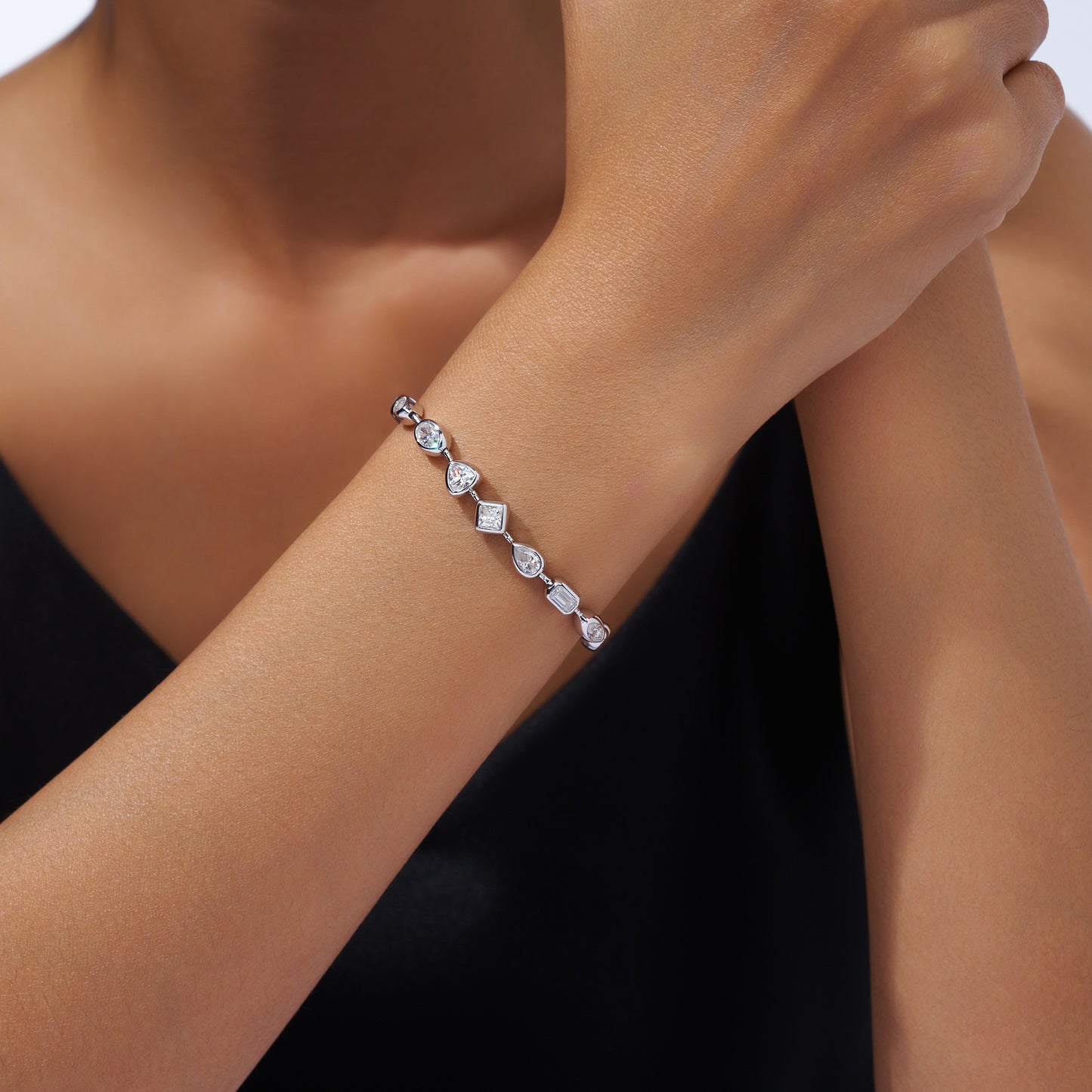 Luxury Silver Bracelet Featuring Top-quality Moissanite, Made Of S925 Silver Electroplated With Platinum.