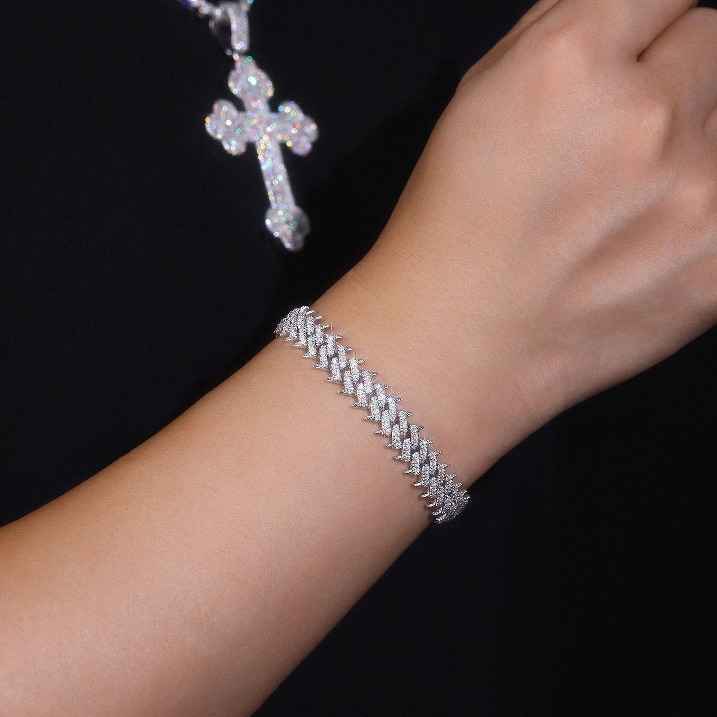 Luxury Silver Bracelet Featuring Top-quality Moissanite, Made Of S925 Silver Electroplated With Platinum.