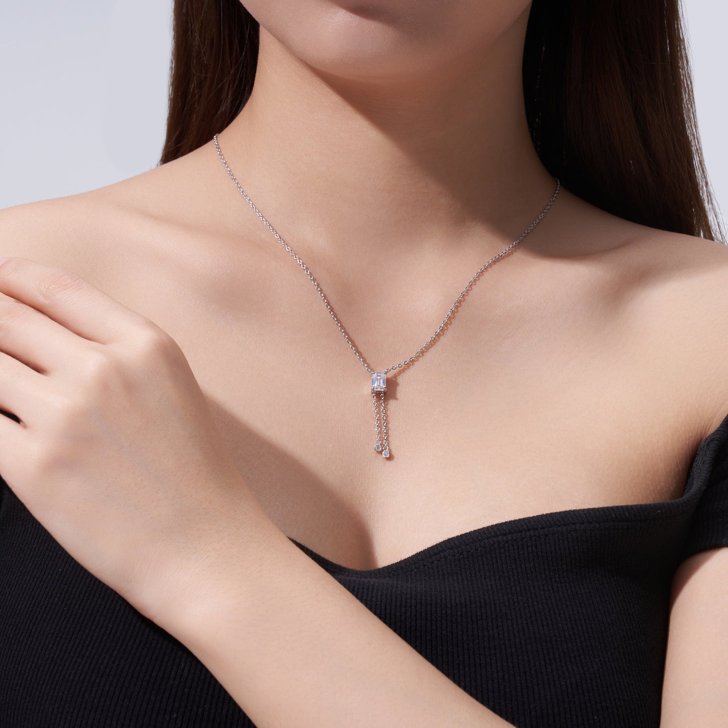Luxury Silver Necklace Featuring Top-quality Moissanite, Made Of S925 Silver Electroplated With Platinum.
