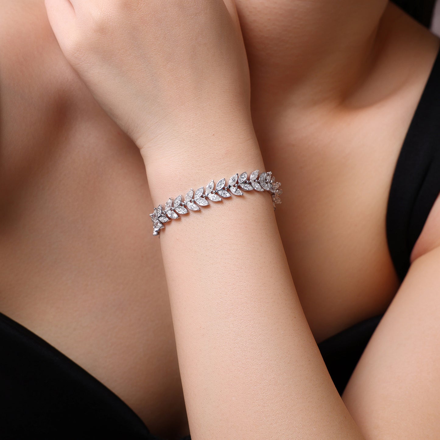 Luxury Silver Bracelet Featuring Top-quality Moissanite D Color VVS, Made Of S925 Silver Electroplated With Platinum.