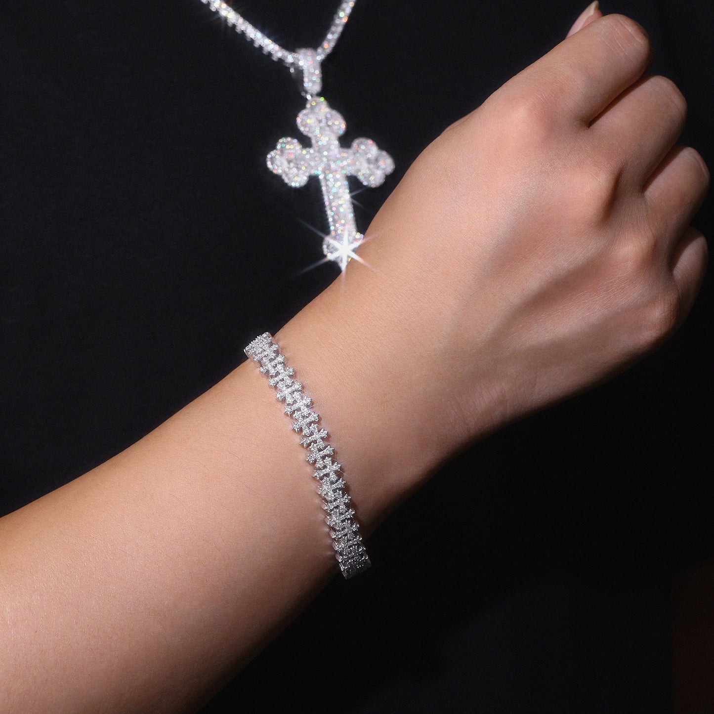 Luxury Silver Bracelet Featuring Top-quality Moissanite, Made Of S925 Silver Electroplated With Platinum.