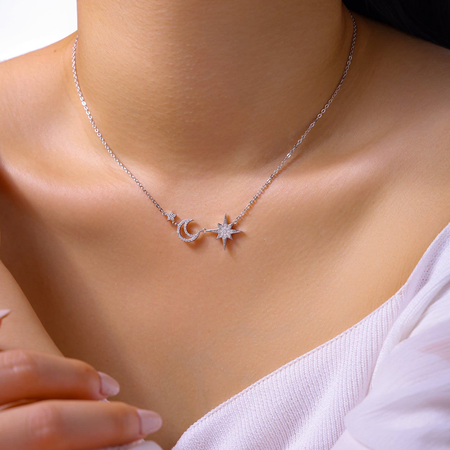 Luxury Silver Necklace Featuring Top-quality Moissanite, Made Of S925 Silver Electroplated With Platinum.
