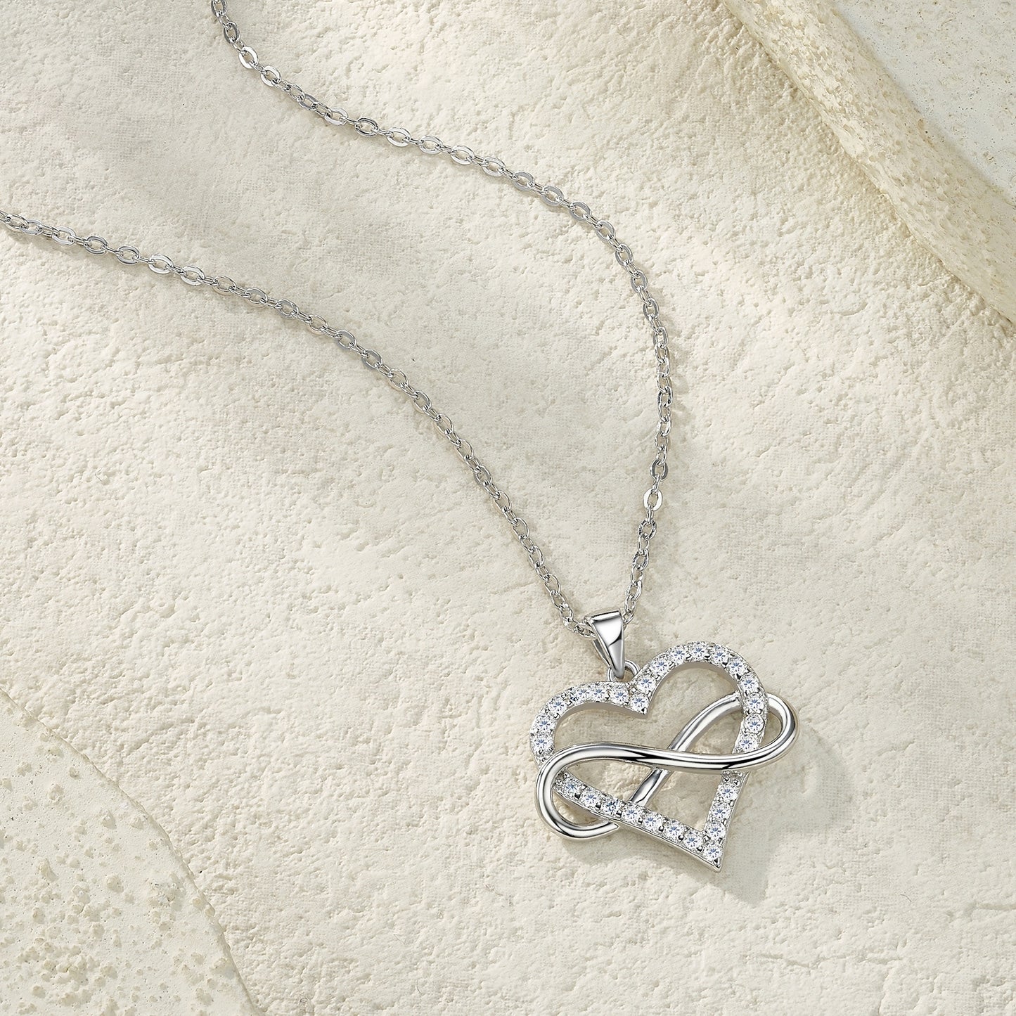 Luxury Silver Necklace Featuring Top-quality Moissanite, Made Of S925 Silver Electroplated With Platinum.