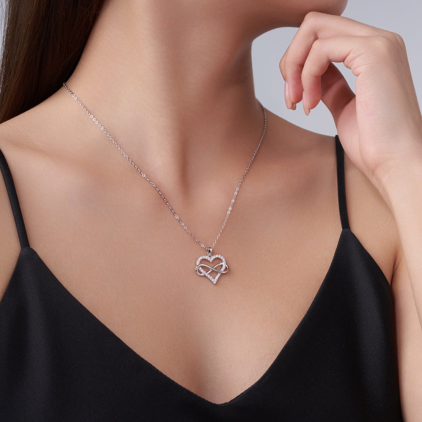 Luxury Silver Necklace Featuring Top-quality Moissanite, Made Of S925 Silver Electroplated With Platinum.