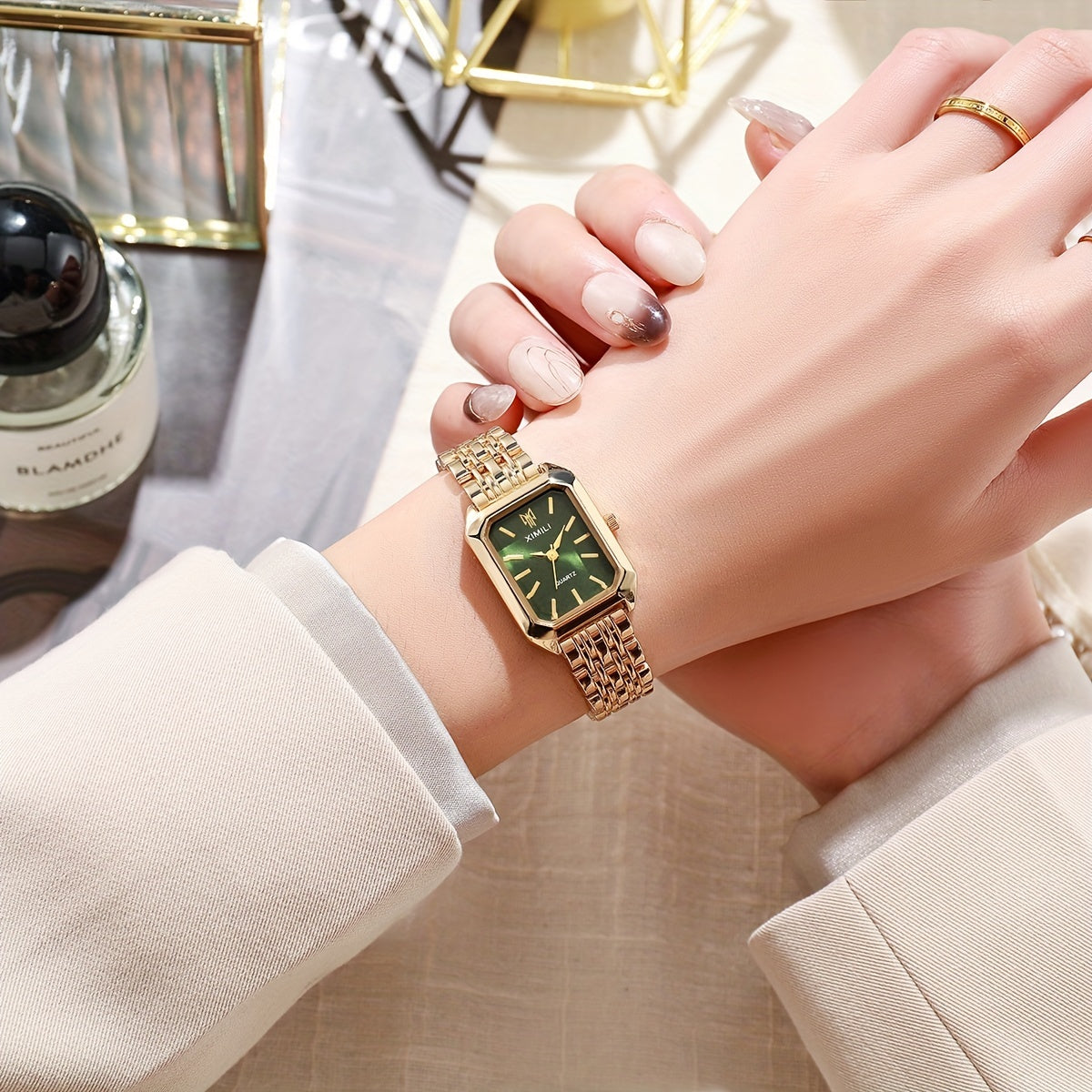 Montre de luxe rectangulaire dorée à quartz pour femme 