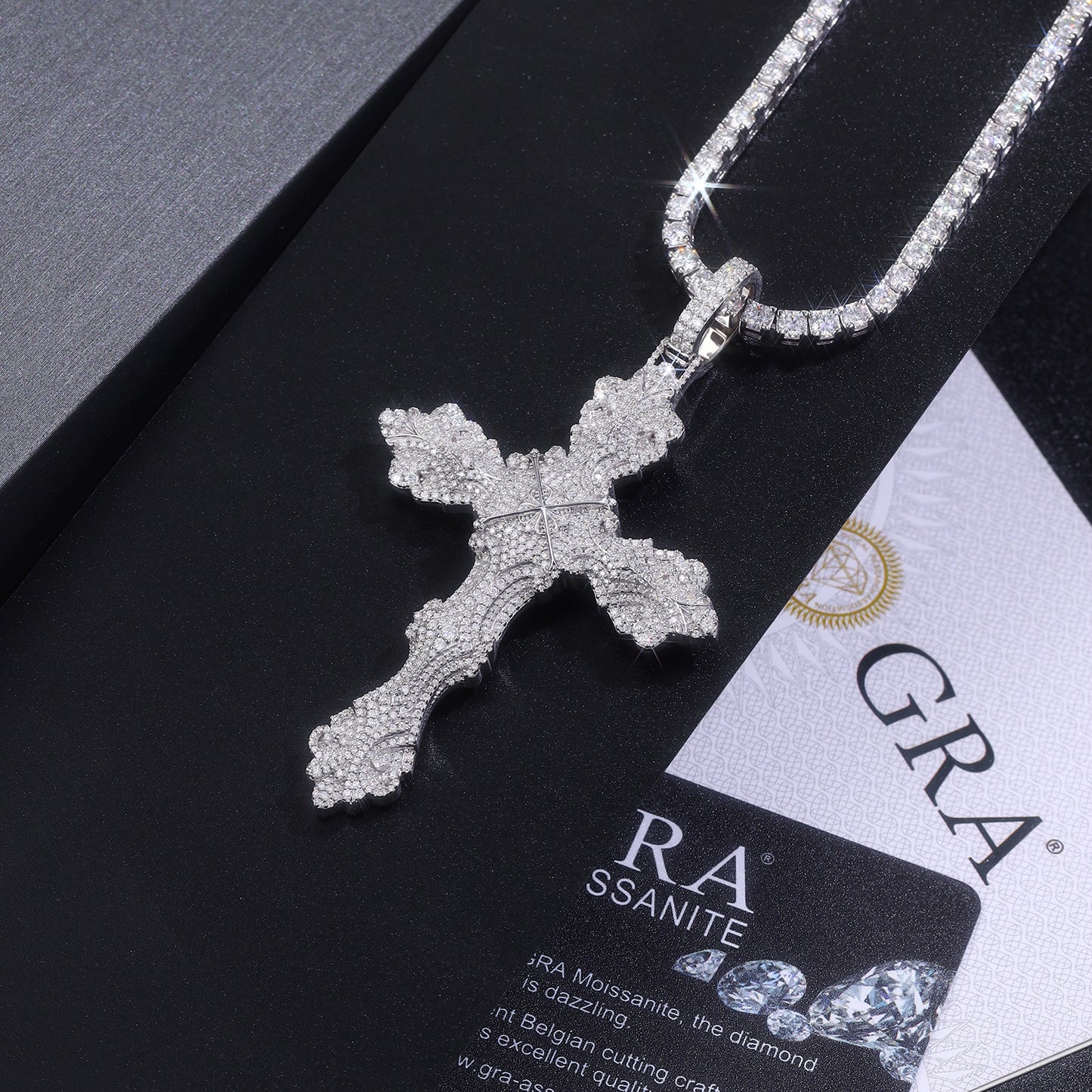 Luxury Silver Necklace Featuring Top-quality Moissanite, Made Of S925 Silver Electroplated With Platinum.