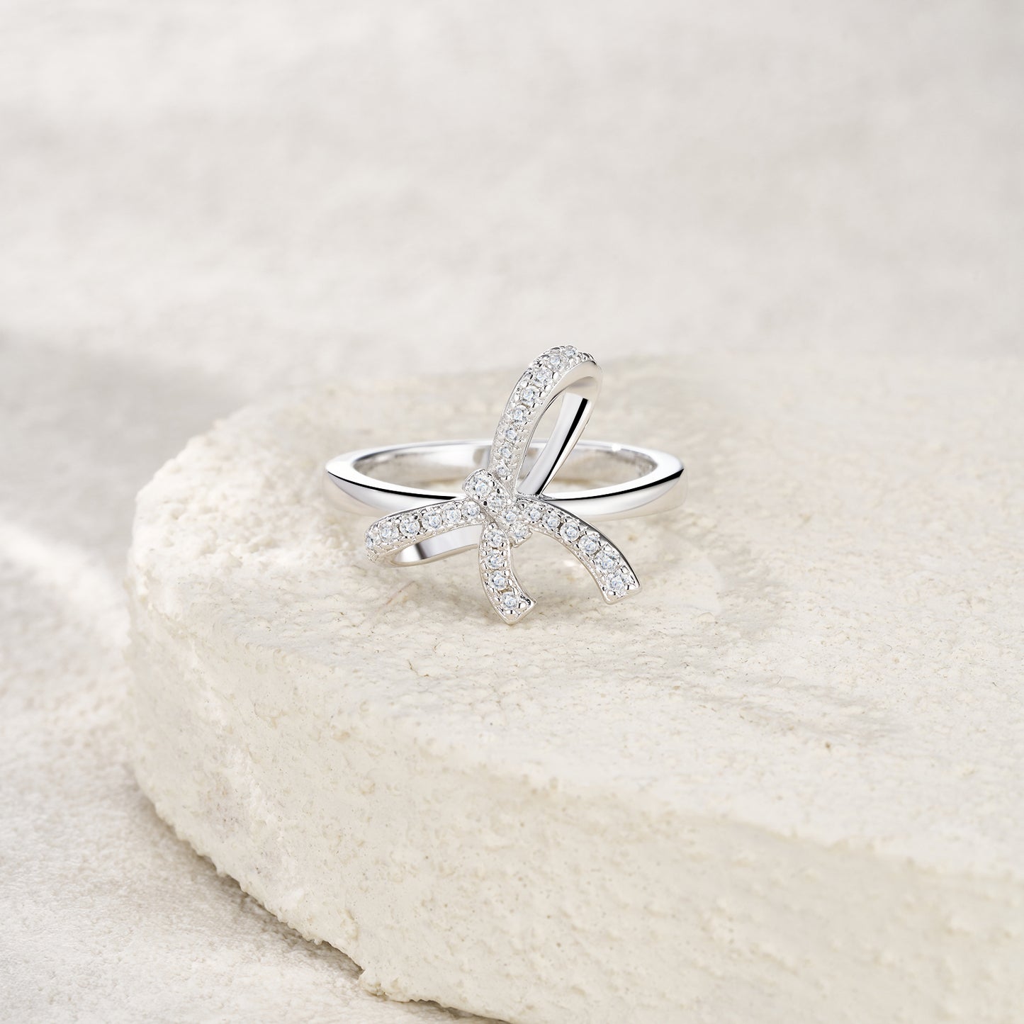 Luxury Silver Ring Featuring Top-quality Moissanite, Made Of S925 Silver Electroplated With Platinum.