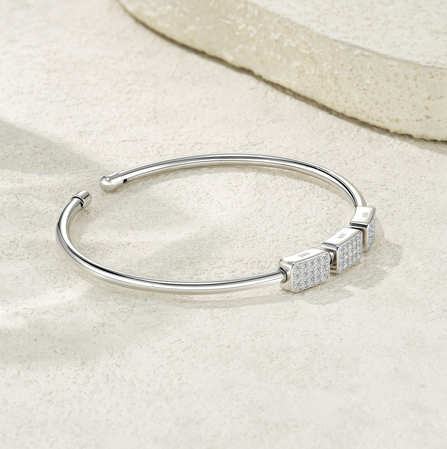 Luxury Silver Bracelet Featuring Top-quality Moissanite, Made Of S925 Silver Electroplated With Platinum.