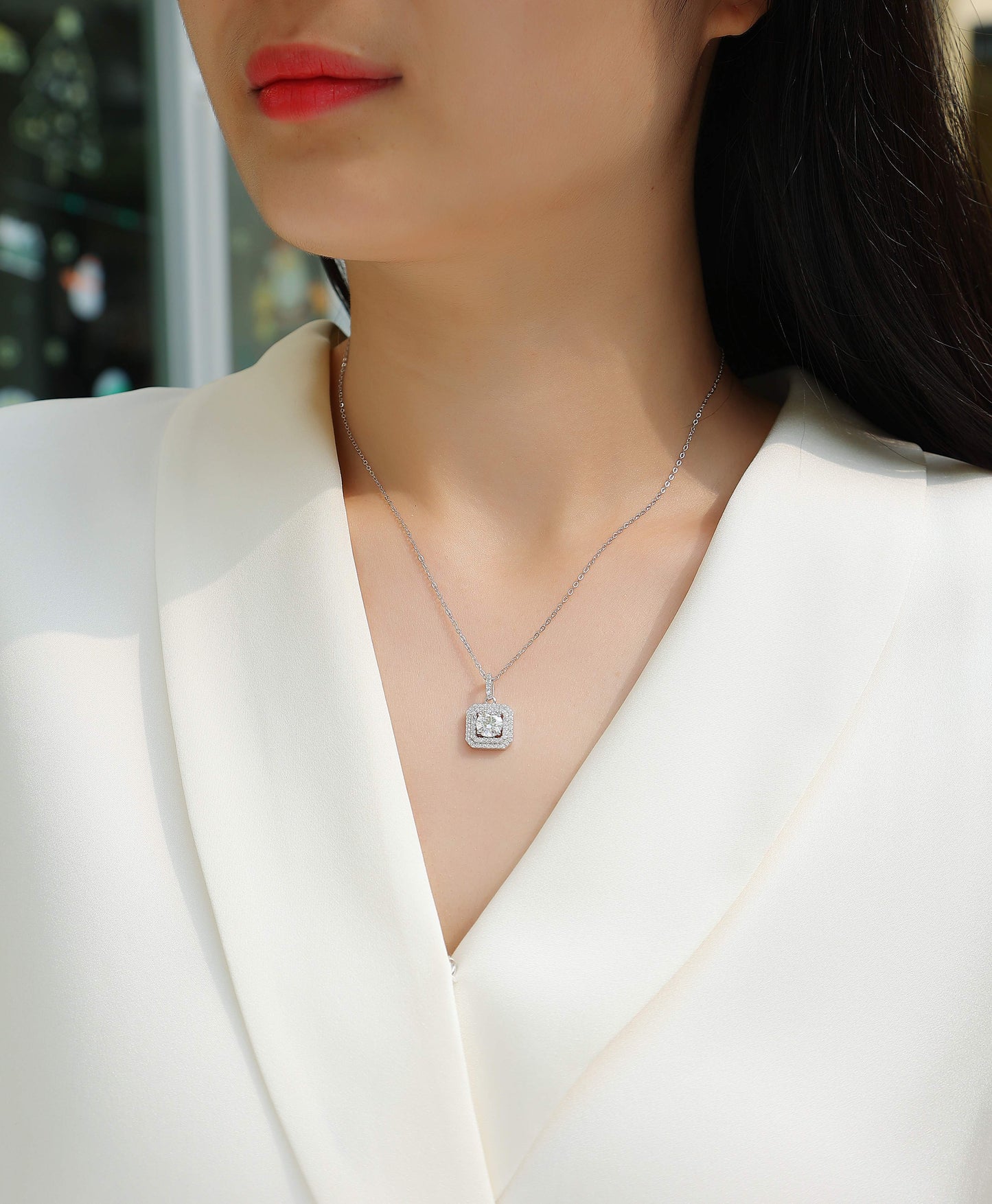 Luxury S925 Sterling Silver Platinum-Plated D Color VVS1 Moissanite Halo Pendant Necklace
