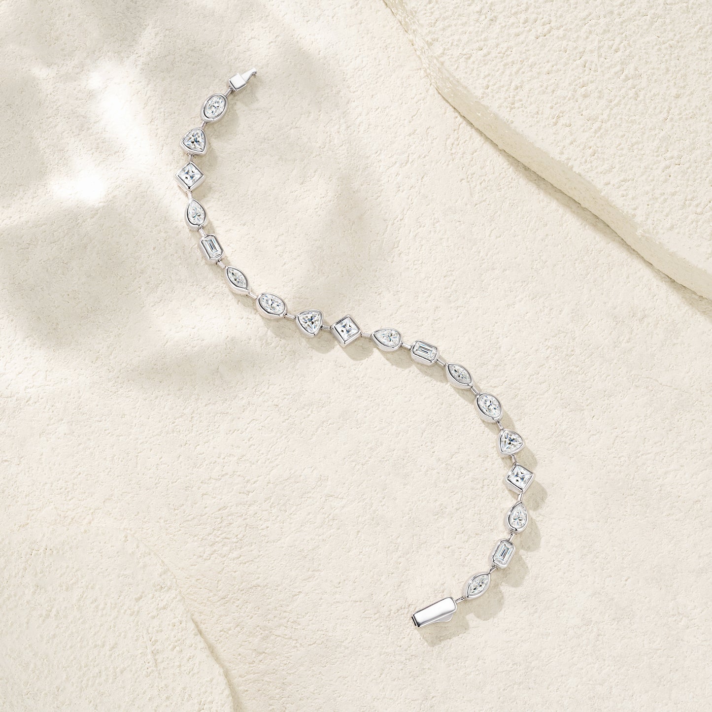 Luxury Silver Bracelet Featuring Top-quality Moissanite, Made Of S925 Silver Electroplated With Platinum.