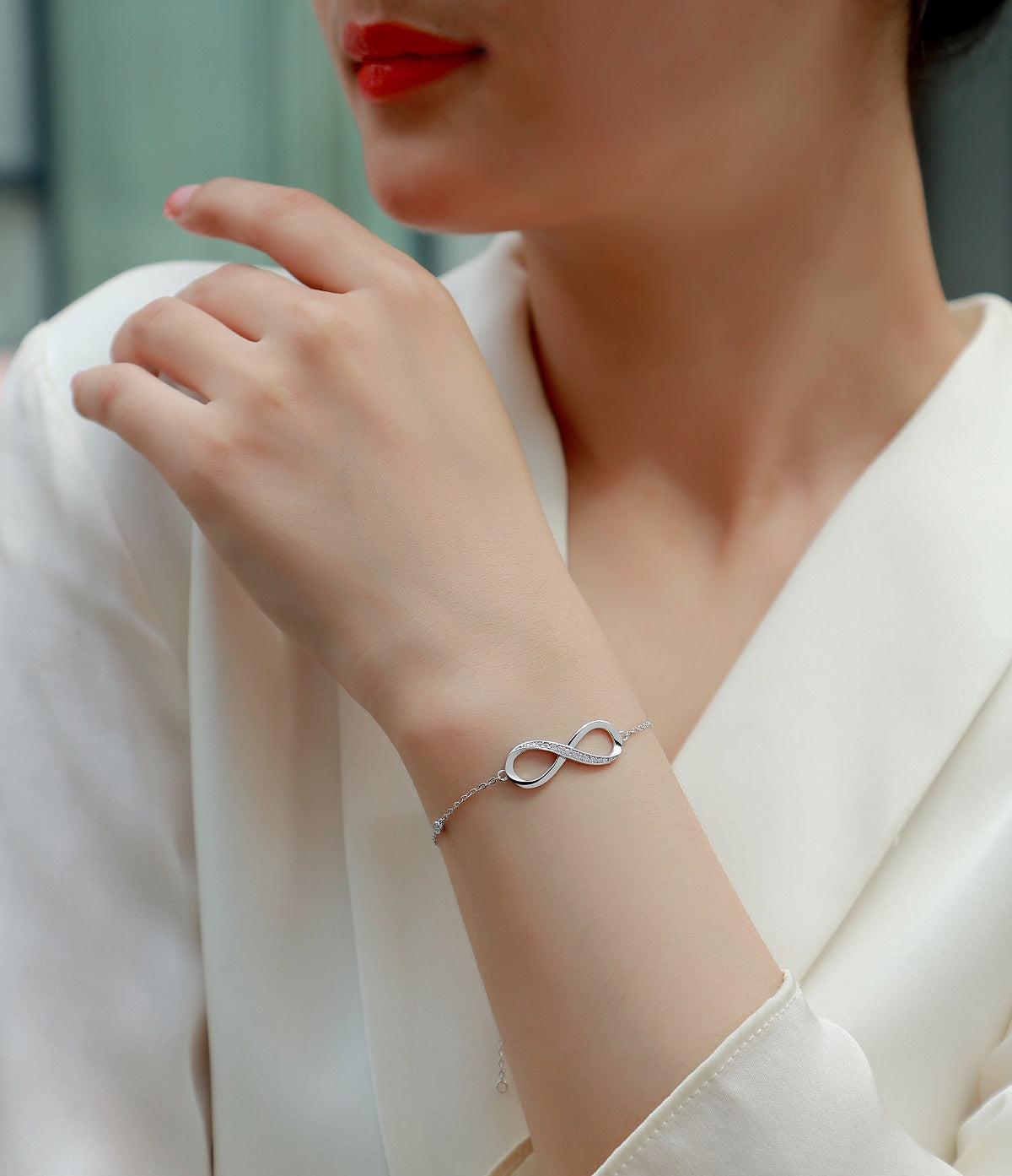 Timeless Top-quality Moissanite Infinity Bracelet in Platinum-Plated S925 Silver