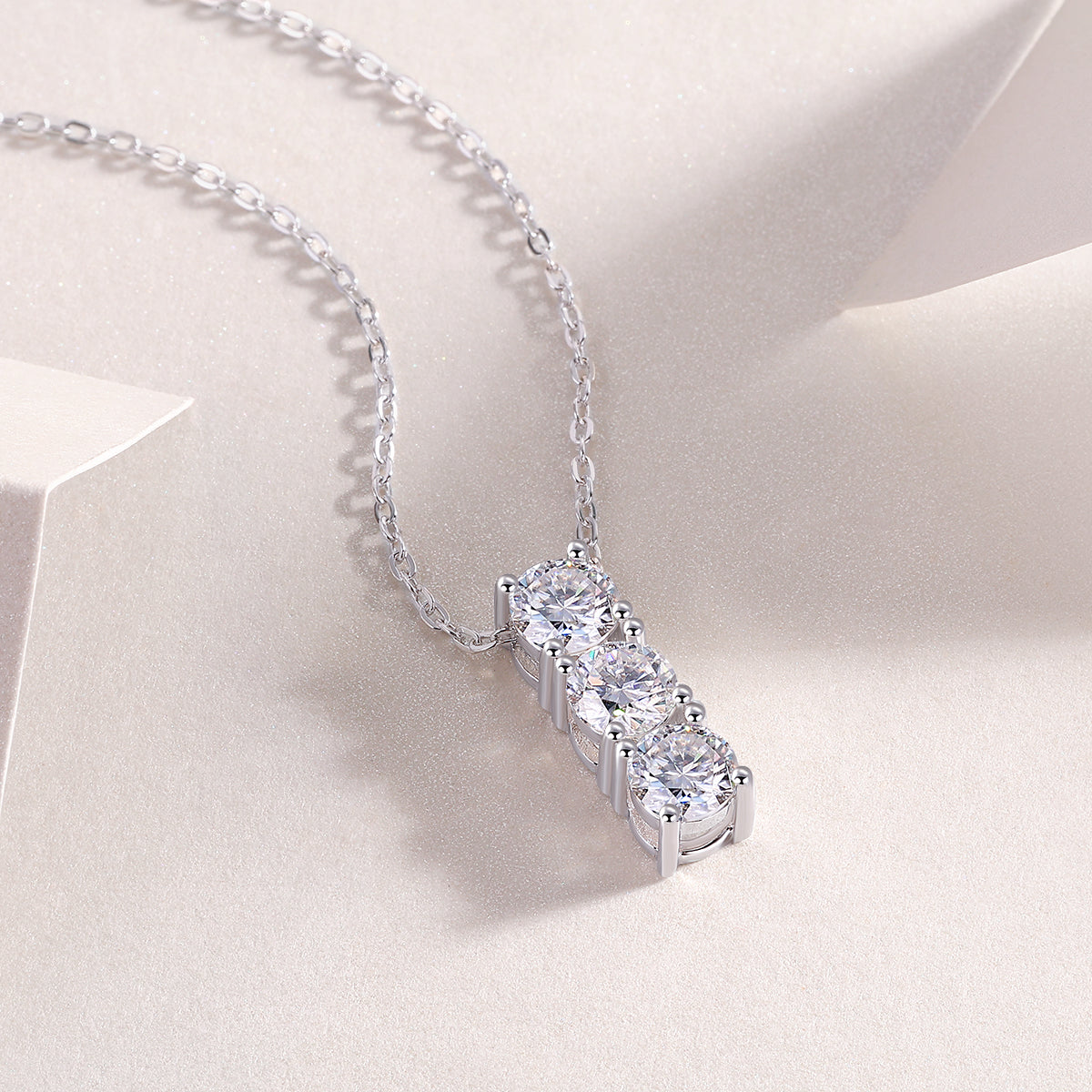 【One-Character Circle】 Moissanite Necklace – S925 Sterling Silver, Platinum-Plated Light Luxury