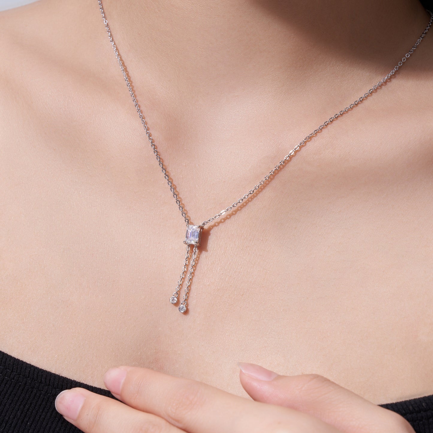 Luxury Silver Necklace Featuring Top-quality Moissanite, Made Of S925 Silver Electroplated With Platinum.