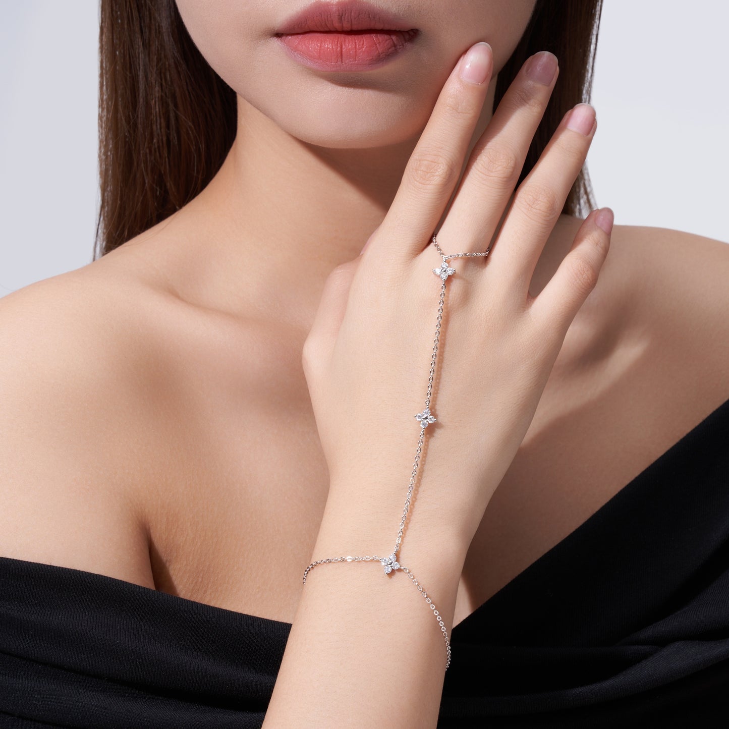 Luxury Silver Bracelet Featuring Top-quality Moissanite, Made Of S925 Silver Electroplated With Platinum.