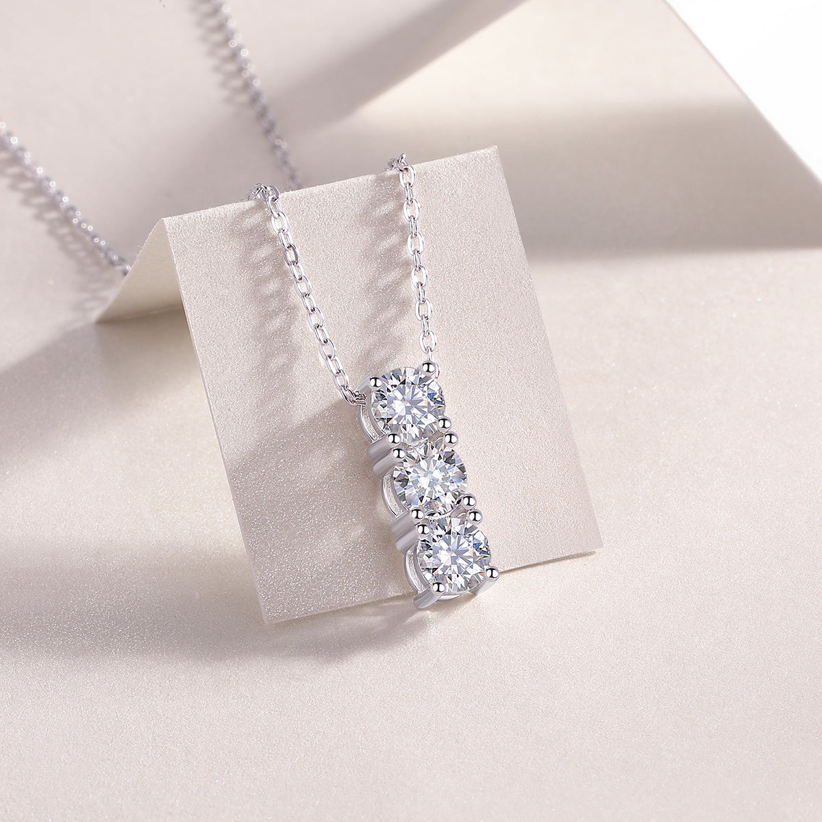【One-Character Circle】 Moissanite Necklace – S925 Sterling Silver, Platinum-Plated Light Luxury