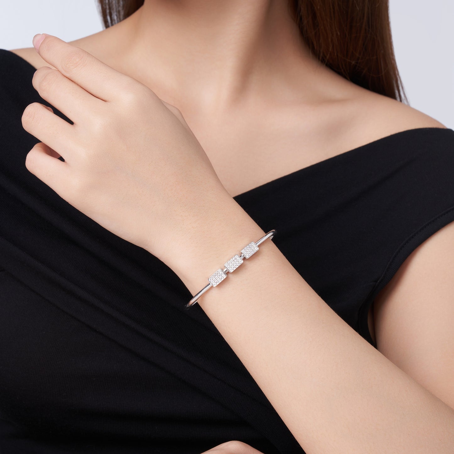 Luxury Silver Bracelet Featuring Top-quality Moissanite, Made Of S925 Silver Electroplated With Platinum.