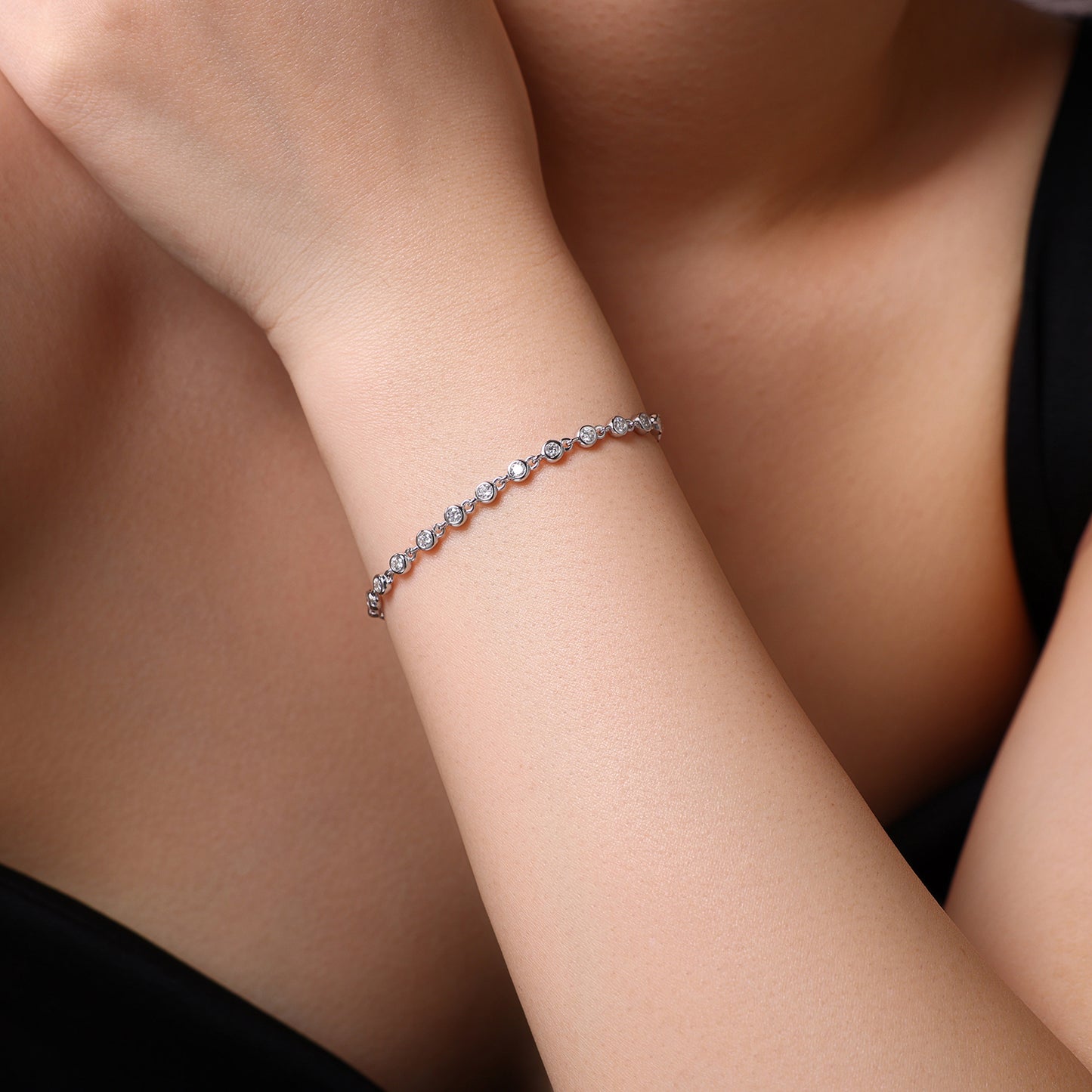Luxury Silver Bracelet Featuring Top-quality Moissanite, Made Of S925 Silver Electroplated With Platinum.