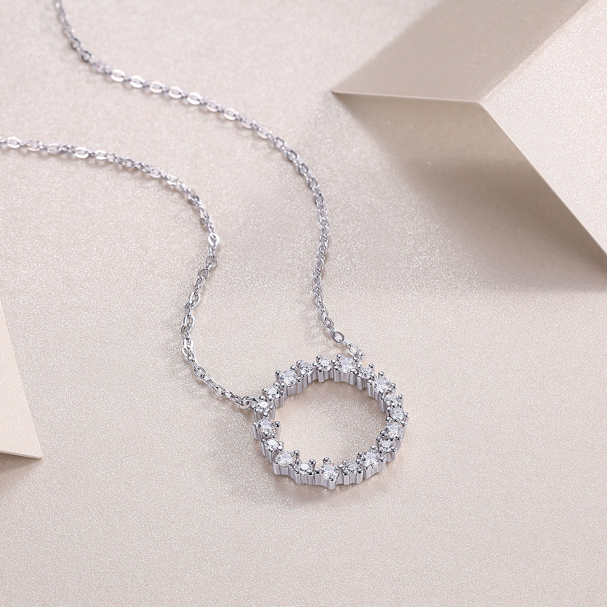 Pendentif de luxe serti de diamants, de moissanite, en argent sterling S925 et plaqué platine.
