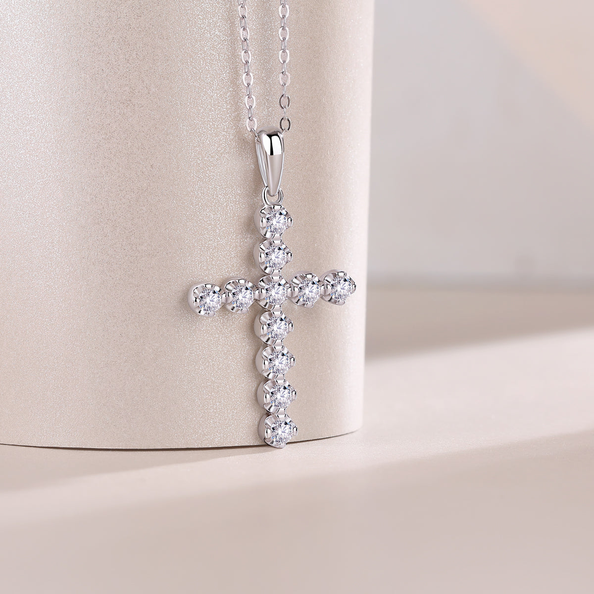 The Pendant Is A Fashionable And Trendy Accessory Set With Top-quality Moissanite S925 Silver And Platinum-plated Gold. It Can Be Tested In Gold Rose Gold With A Diamond Pen