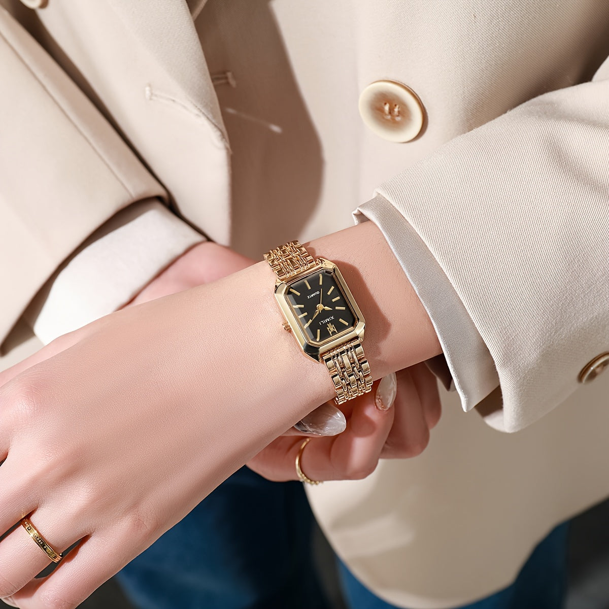 Montre de luxe rectangulaire dorée à quartz pour femme 