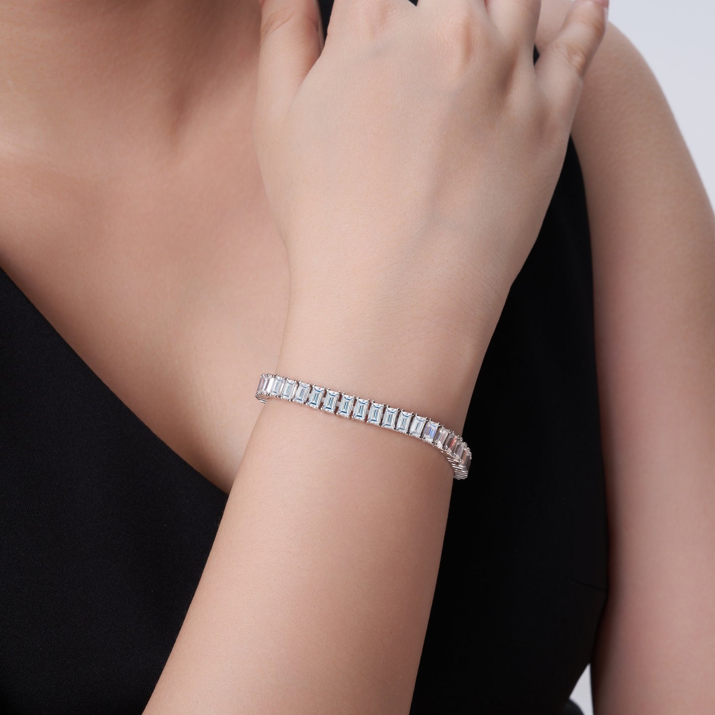 Luxury Silver Bracelet Featuring Top-quality Moissanite D Color VVS, Made Of S925 Silver Electroplated With Platinum.