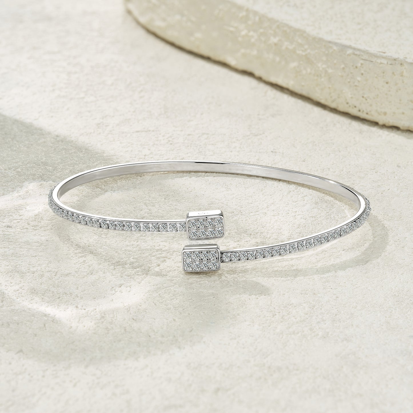 Luxury Silver Bracelet Featuring Top-quality Moissanite, Made Of S925 Silver Electroplated With Platinum.