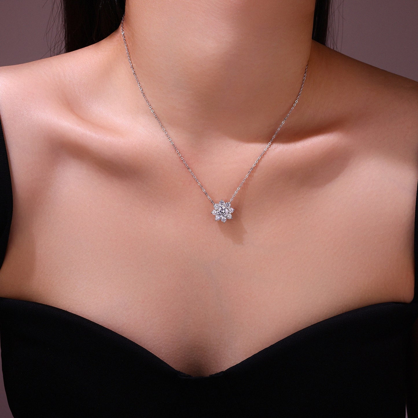 A Luxurious And Fashionable Minimalist Jewelry Pendant Necklace Featuring Top-quality Moissanite, Made Of S925 Silver Electroplated With Platinum.