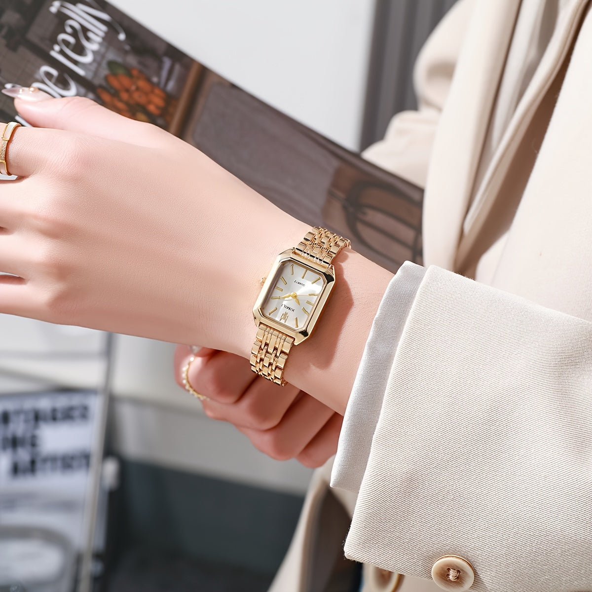 Montre de luxe rectangulaire dorée à quartz pour femme 