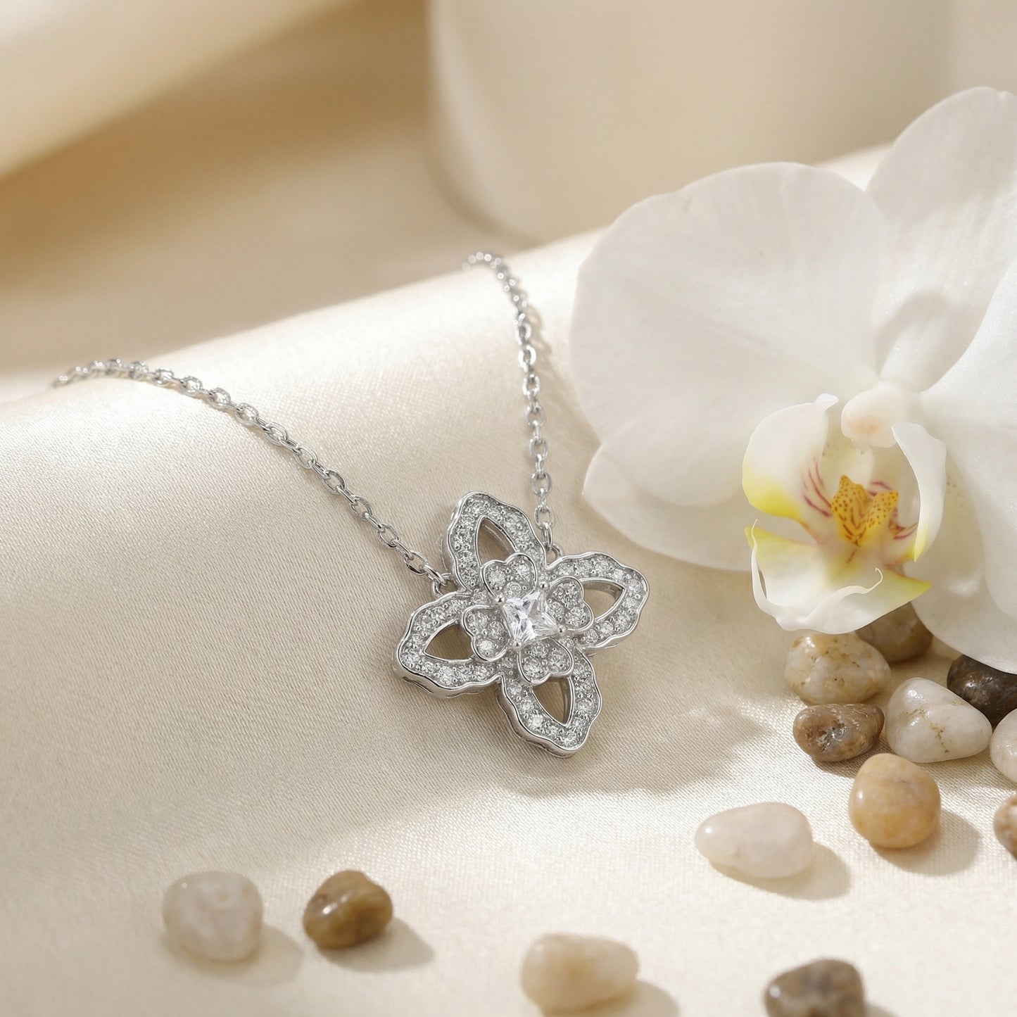 925 Sterling Silver Elegant Silver Floral Clover Pendant Necklace with Intricate Stone Detailing