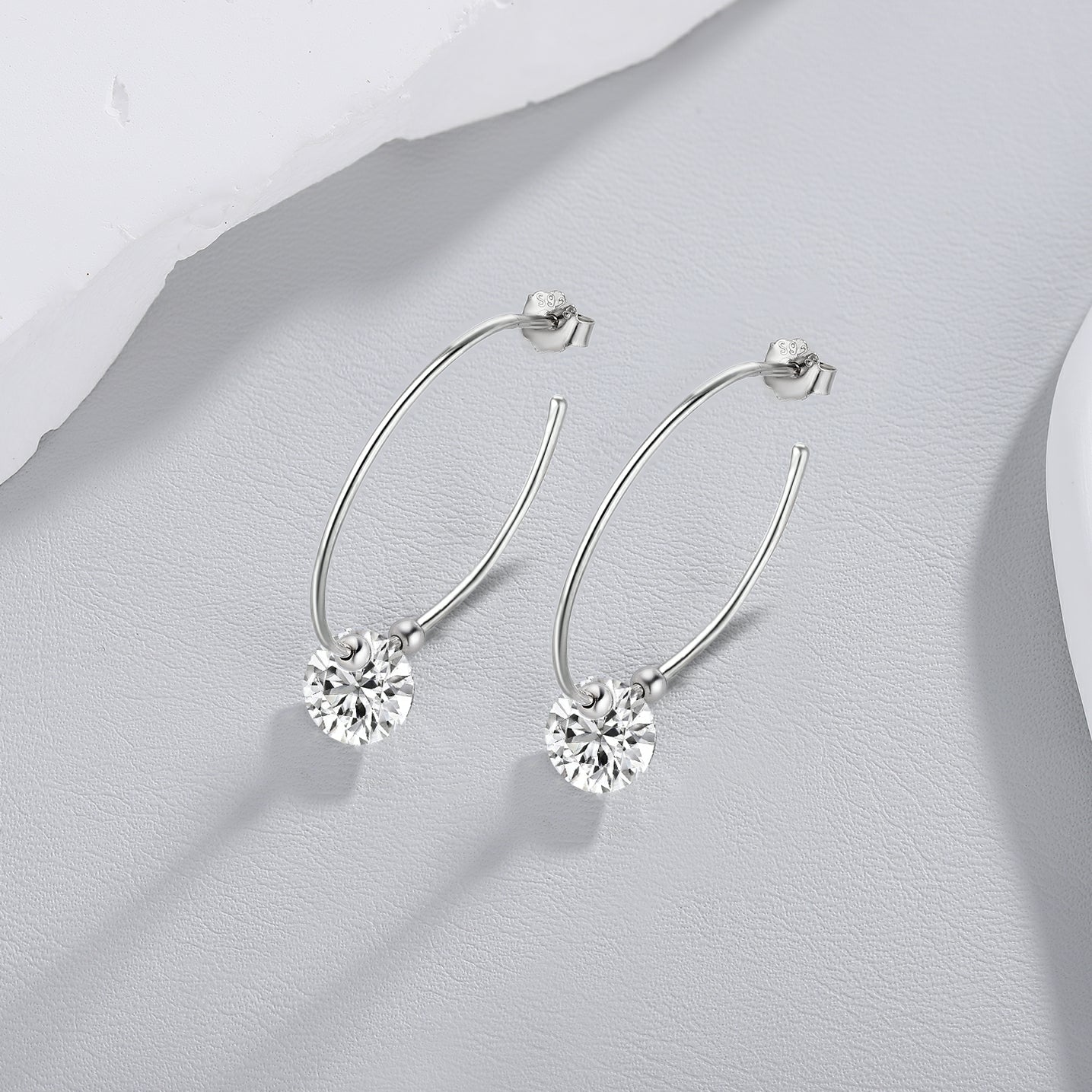 Top-quality Moissanite Luxury Silver Stud Earrings S925 Silver Plated Platinum