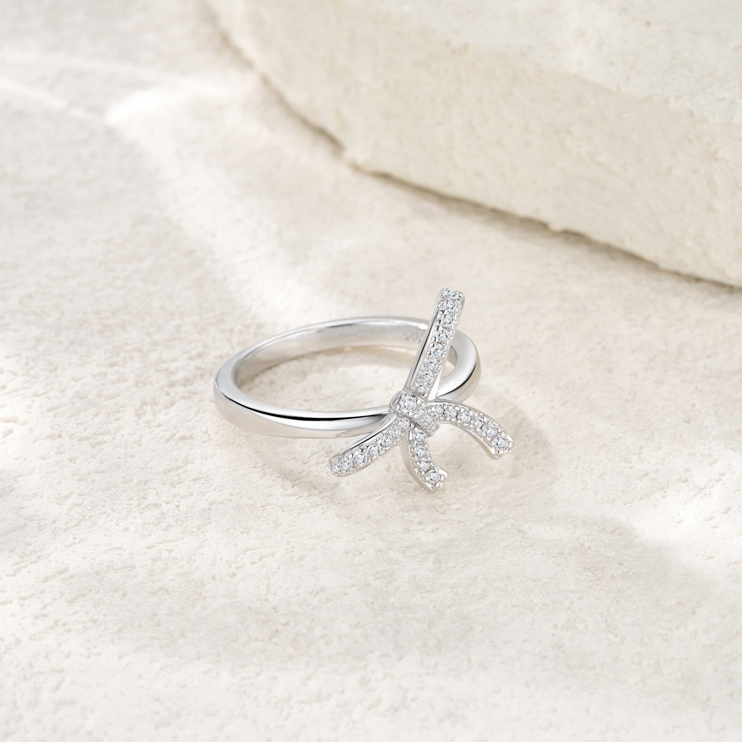 Luxury Silver Ring Featuring Top-quality Moissanite, Made Of S925 Silver Electroplated With Platinum.