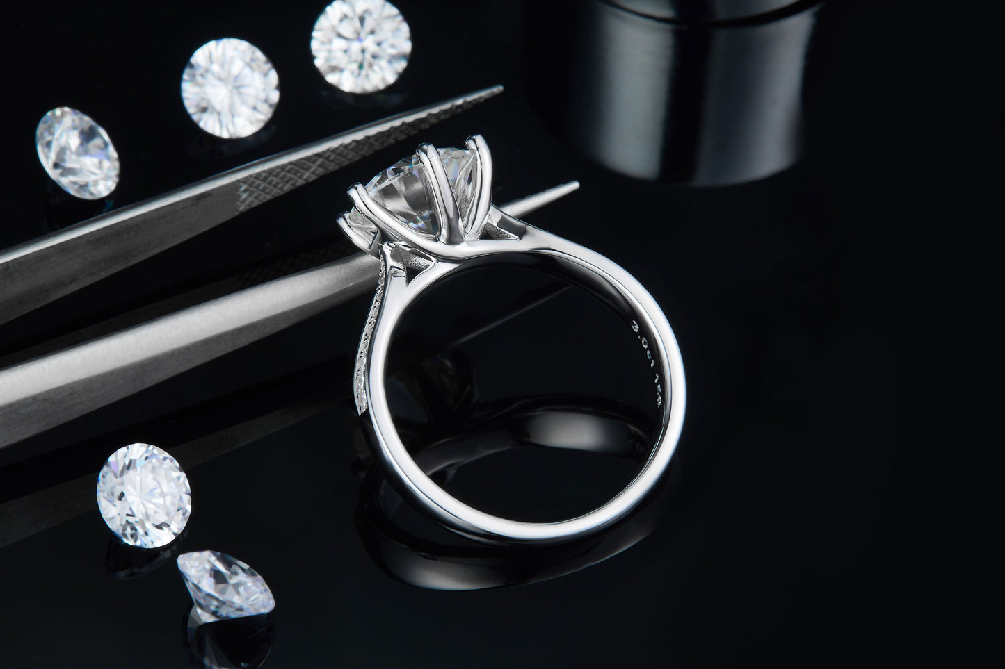 A 3-carat Luxury Silver Ring Set With Top-quality Moissanite D Color VVS, S925 Silver Plated With Platinum