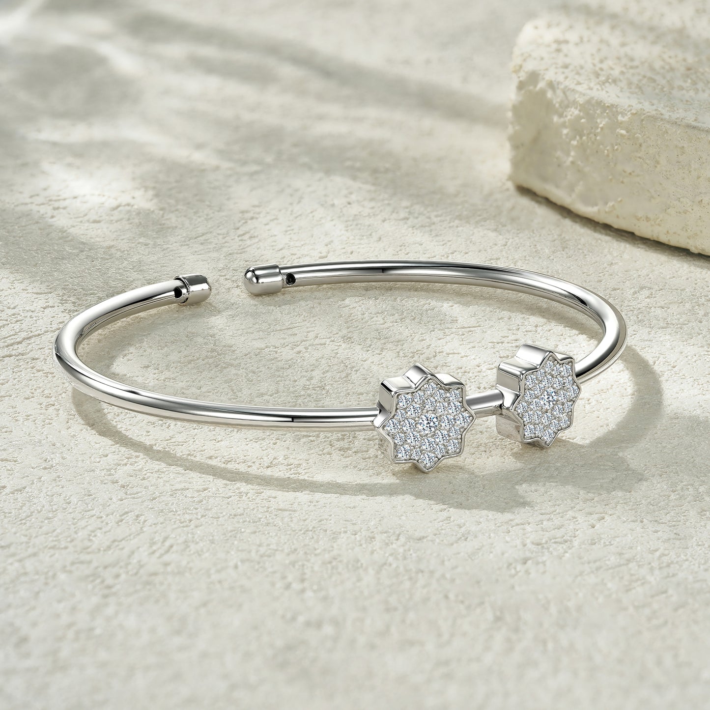 Luxury Silver Bracelet Featuring Top-quality Moissanite, Made Of S925 Silver Electroplated With Platinum.