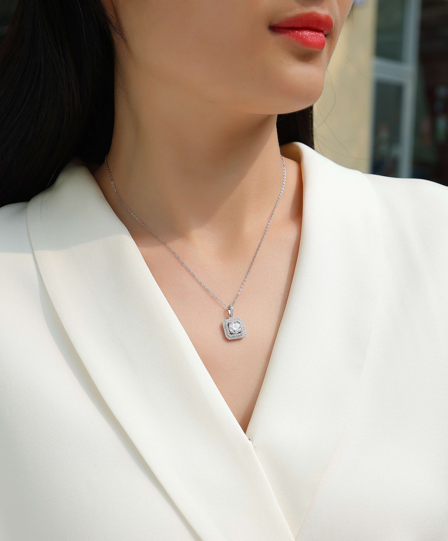 Luxury S925 Sterling Silver Platinum-Plated D Color VVS1 Moissanite Halo Pendant Necklace