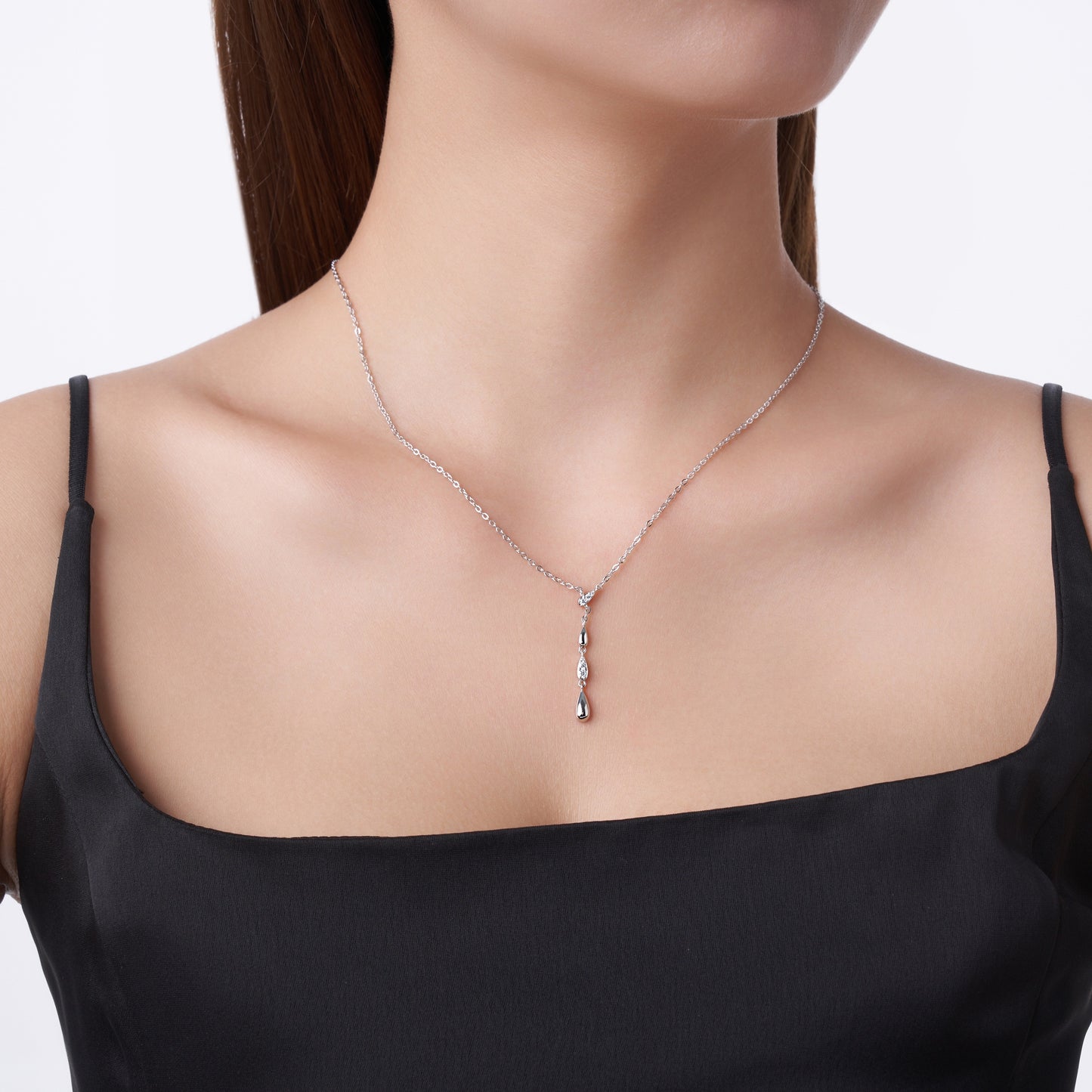 Luxury Silver Necklace Featuring Top-quality Moissanite, Made Of S925 Silver Electroplated With Platinum.