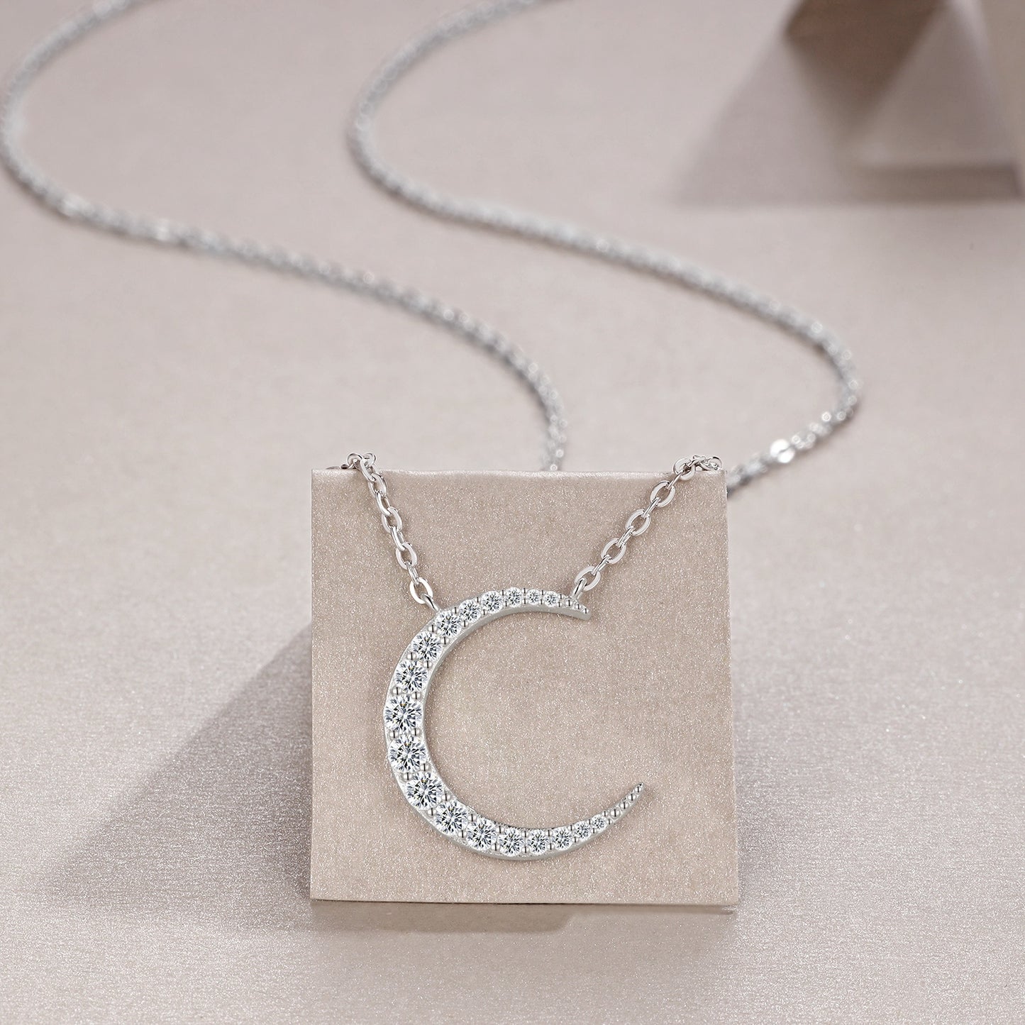 Luxury Silver Necklace Featuring Top-quality Moissanite, Made Of S925 Silver Electroplated With Platinum.