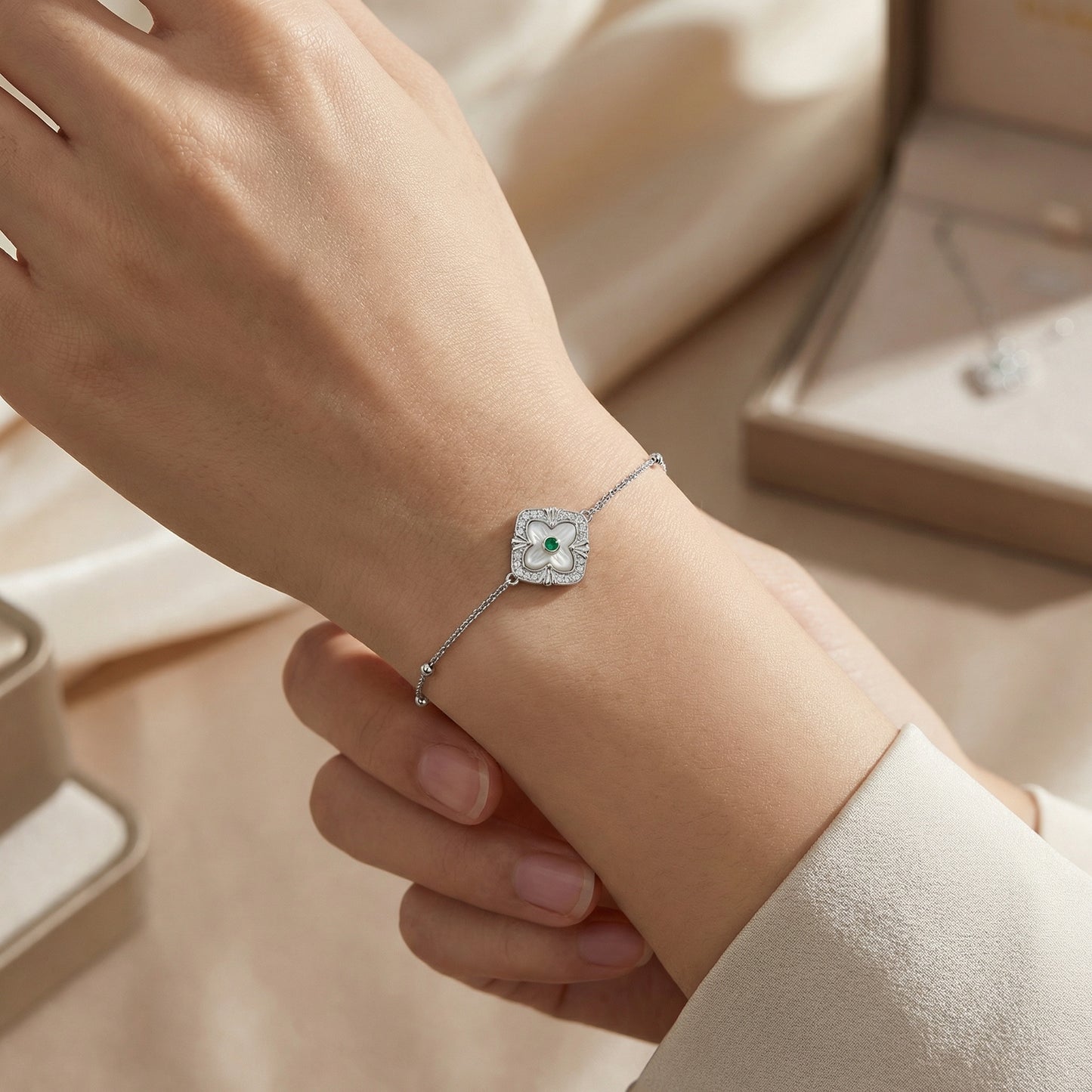925 Sterling Silver Elegant Sterling Silver Clover Bracelet with Mother of Pearl and Green Gemstone