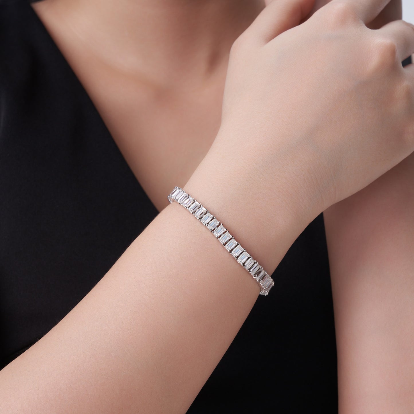 Luxury Silver Bracelet Featuring Top-quality Moissanite D Color VVS, Made Of S925 Silver Electroplated With Platinum.