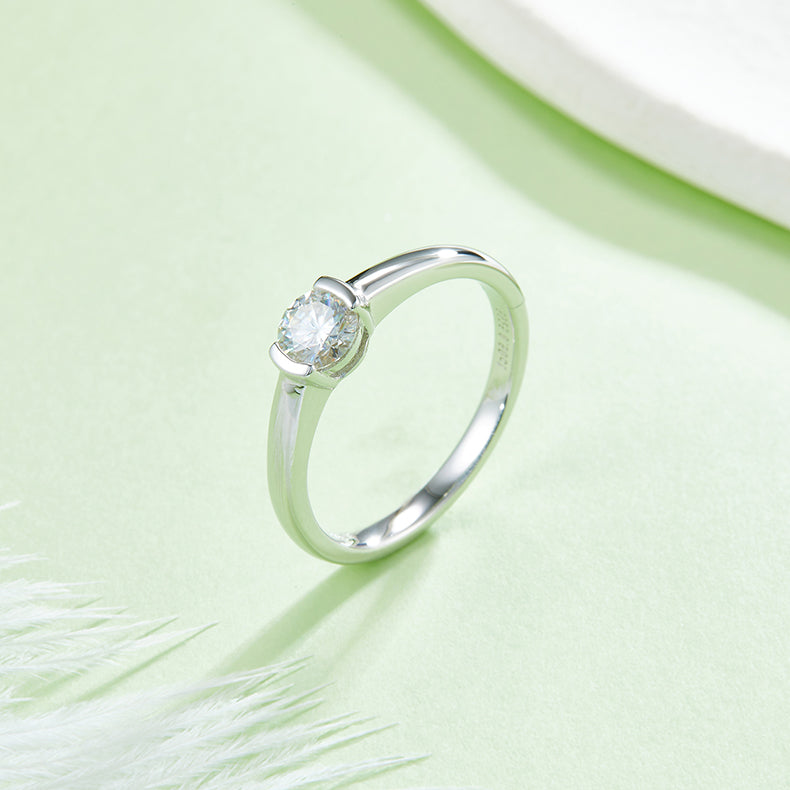 0.5-carat Luxury Silver Ring Set With Top-quality Moissanite, S925 Silver Plated With Platinum