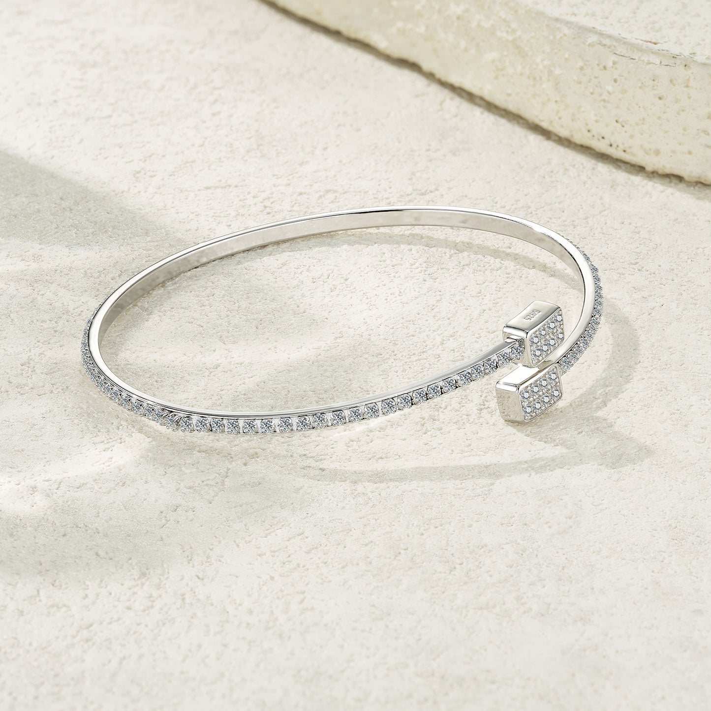 Luxury Silver Bracelet Featuring Top-quality Moissanite, Made Of S925 Silver Electroplated With Platinum.