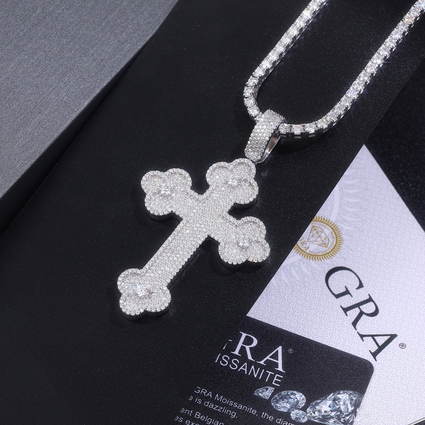 Luxury Silver Necklace Featuring Top-quality Moissanite, Made Of S925 Silver Electroplated With Platinum.