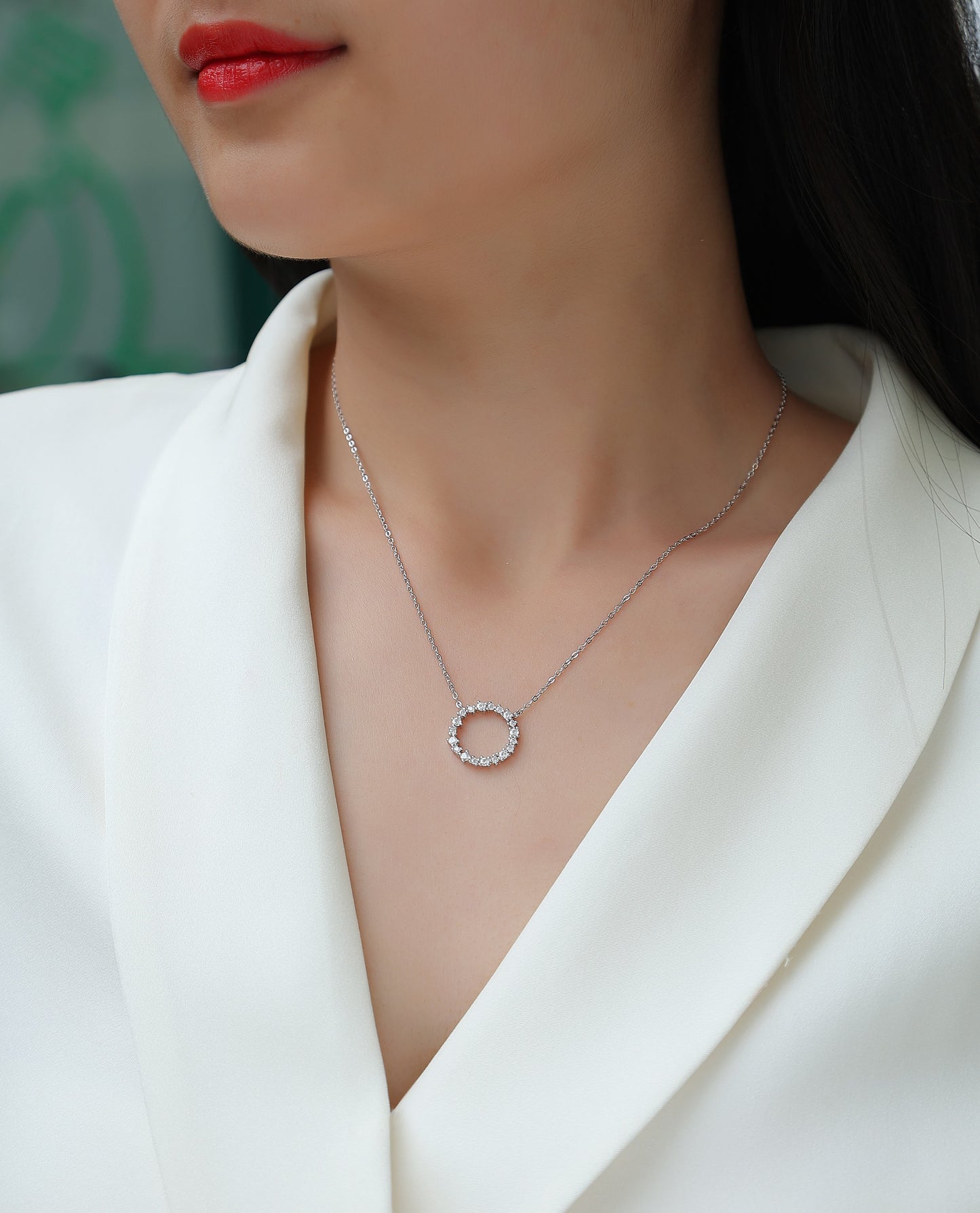 Pendentif de luxe serti de diamants, de moissanite, en argent sterling S925 et plaqué platine.