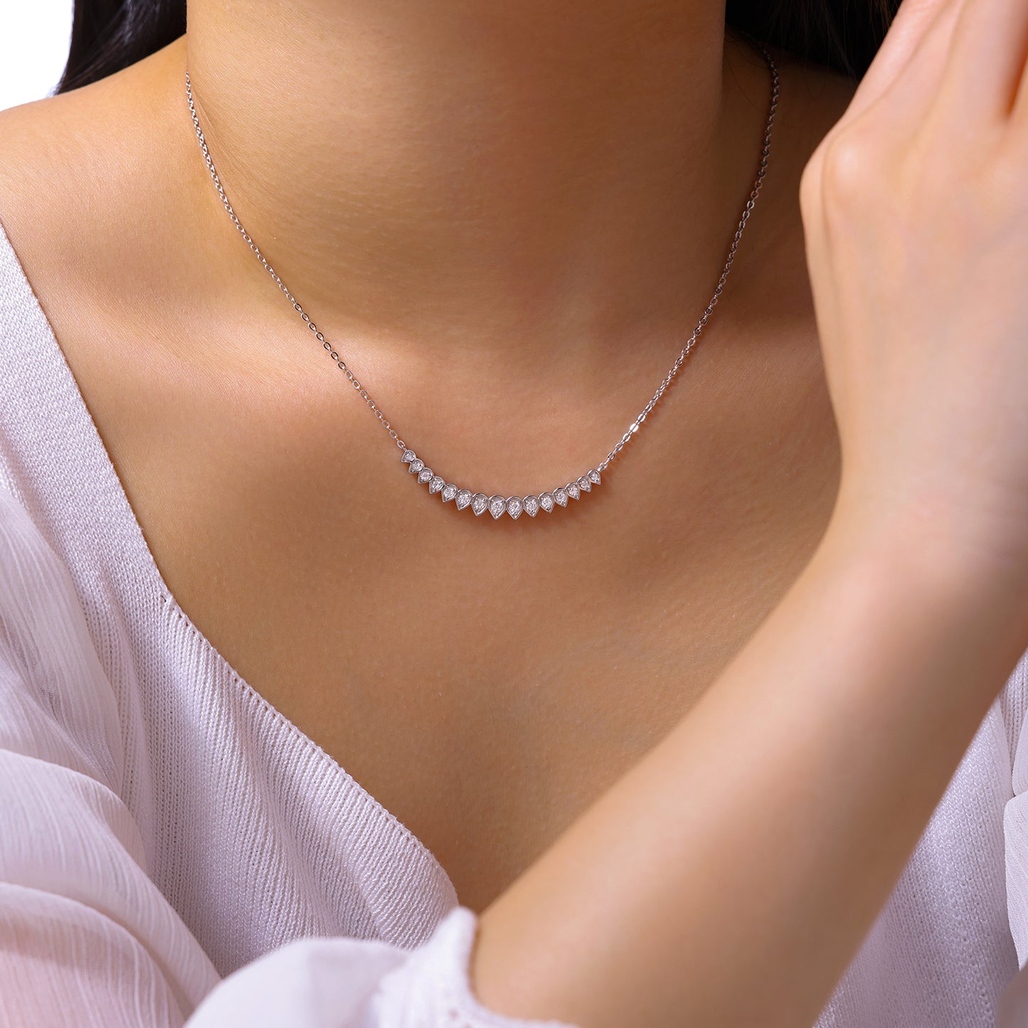 Luxury Silver Necklace Featuring Top-quality Moissanite, Made Of S925 Silver Electroplated With Platinum.
