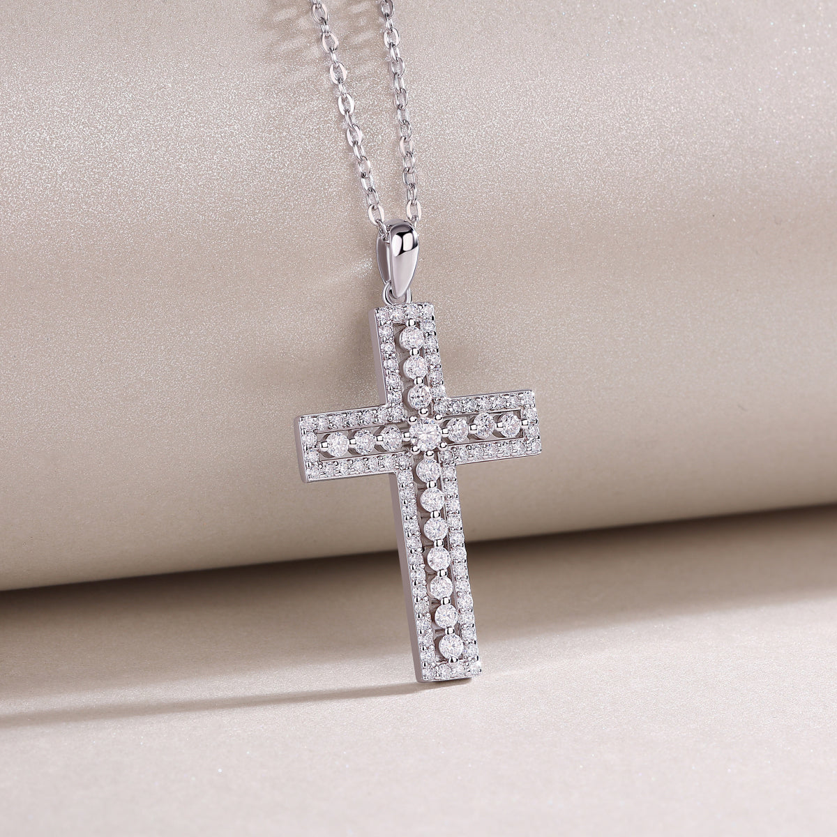 Luxury Silver Necklace Featuring Top-quality Moissanite, Made Of S925 Silver Electroplated With Platinum.