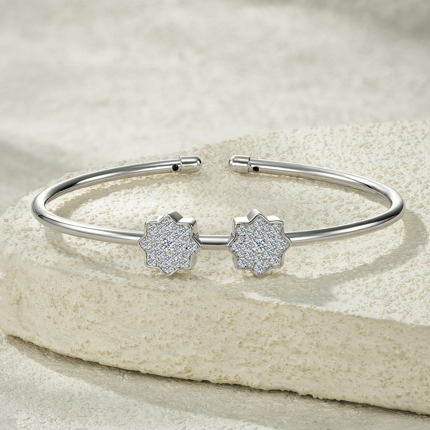 Luxury Silver Bracelet Featuring Top-quality Moissanite, Made Of S925 Silver Electroplated With Platinum.