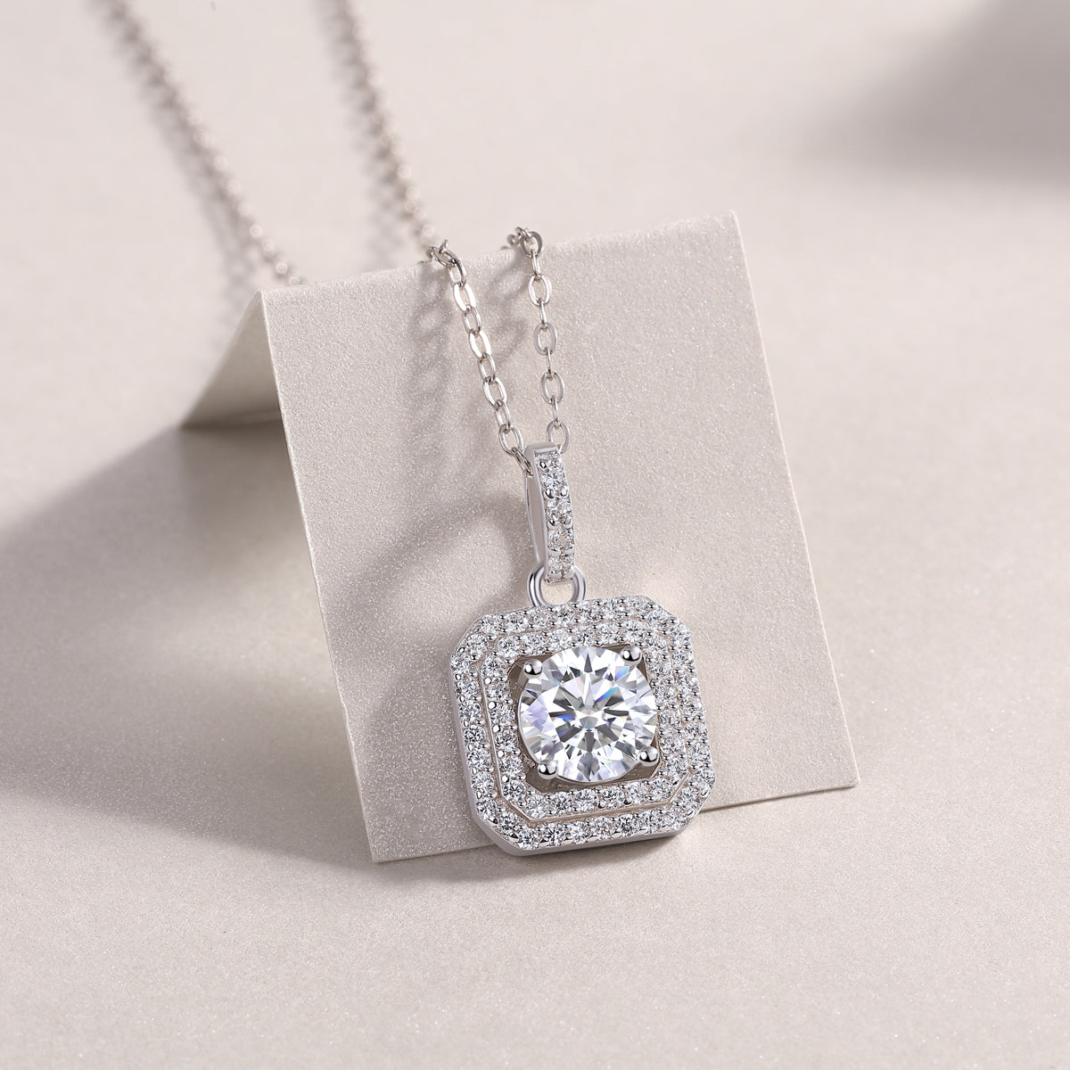 Luxury S925 Sterling Silver Platinum-Plated D Color VVS1 Moissanite Halo Pendant Necklace