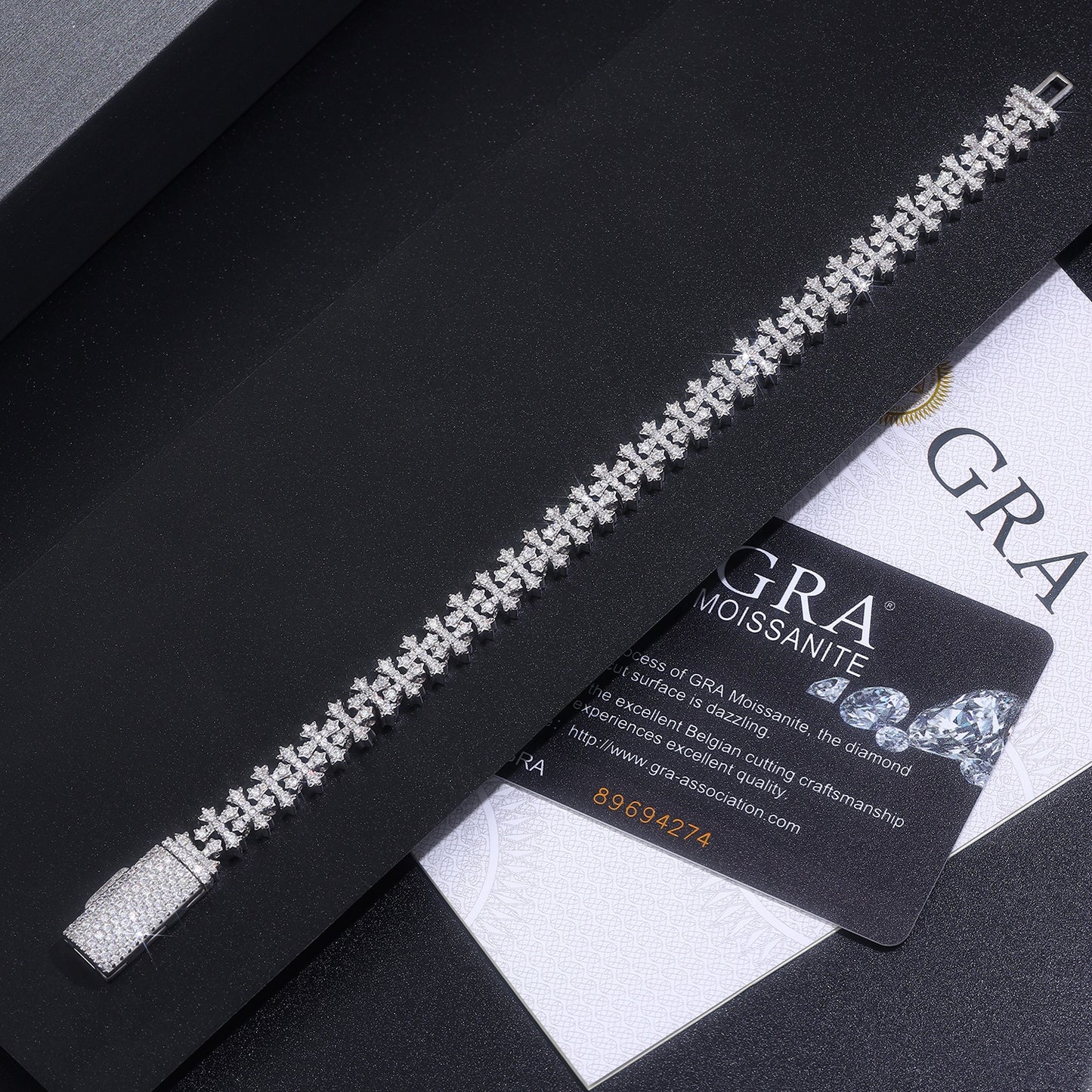Luxury Silver Bracelet Featuring Top-quality Moissanite, Made Of S925 Silver Electroplated With Platinum.