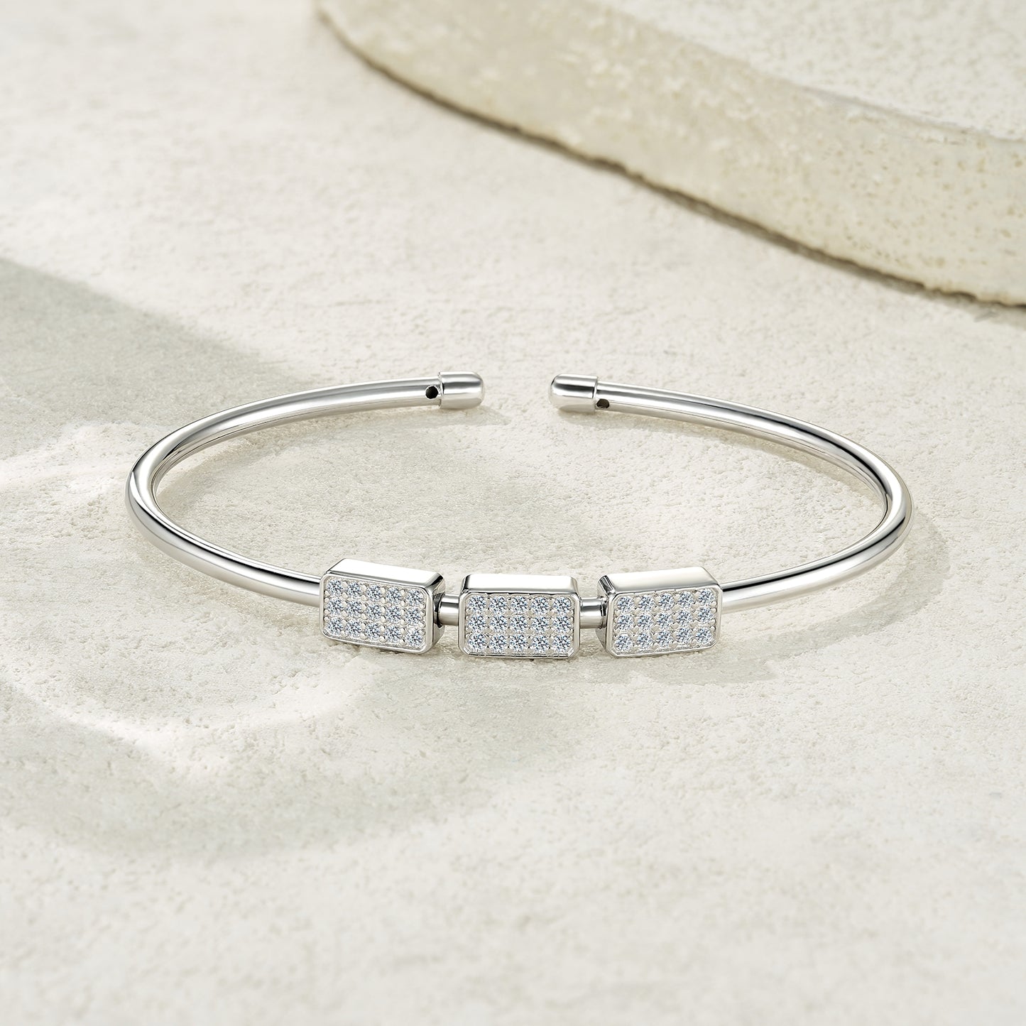 Luxury Silver Bracelet Featuring Top-quality Moissanite, Made Of S925 Silver Electroplated With Platinum.