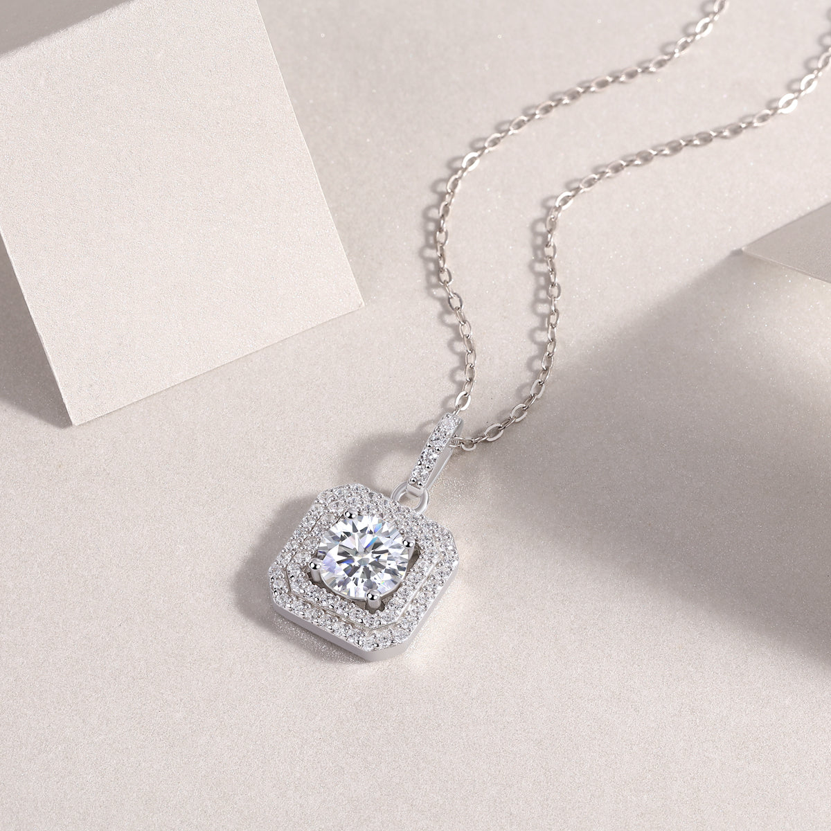 Luxury S925 Sterling Silver Platinum-Plated D Color VVS1 Moissanite Halo Pendant Necklace