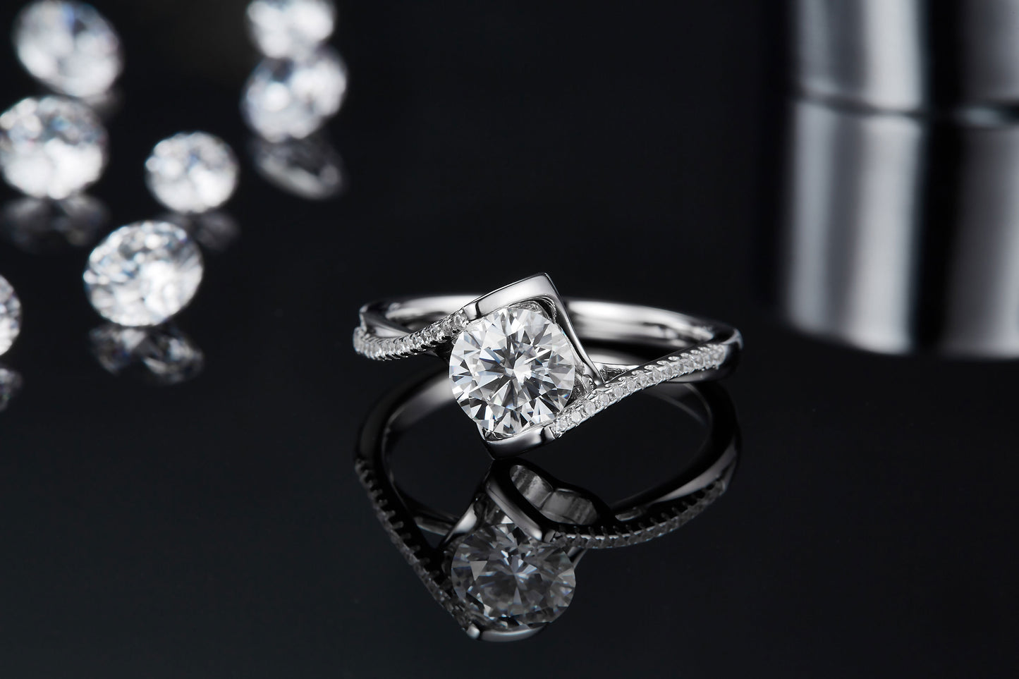 1-carat Silver Ring Featuring A Top-quality Moissanite D Color VVS , Crafted From S925 Silver With A Platinum-plated Finish